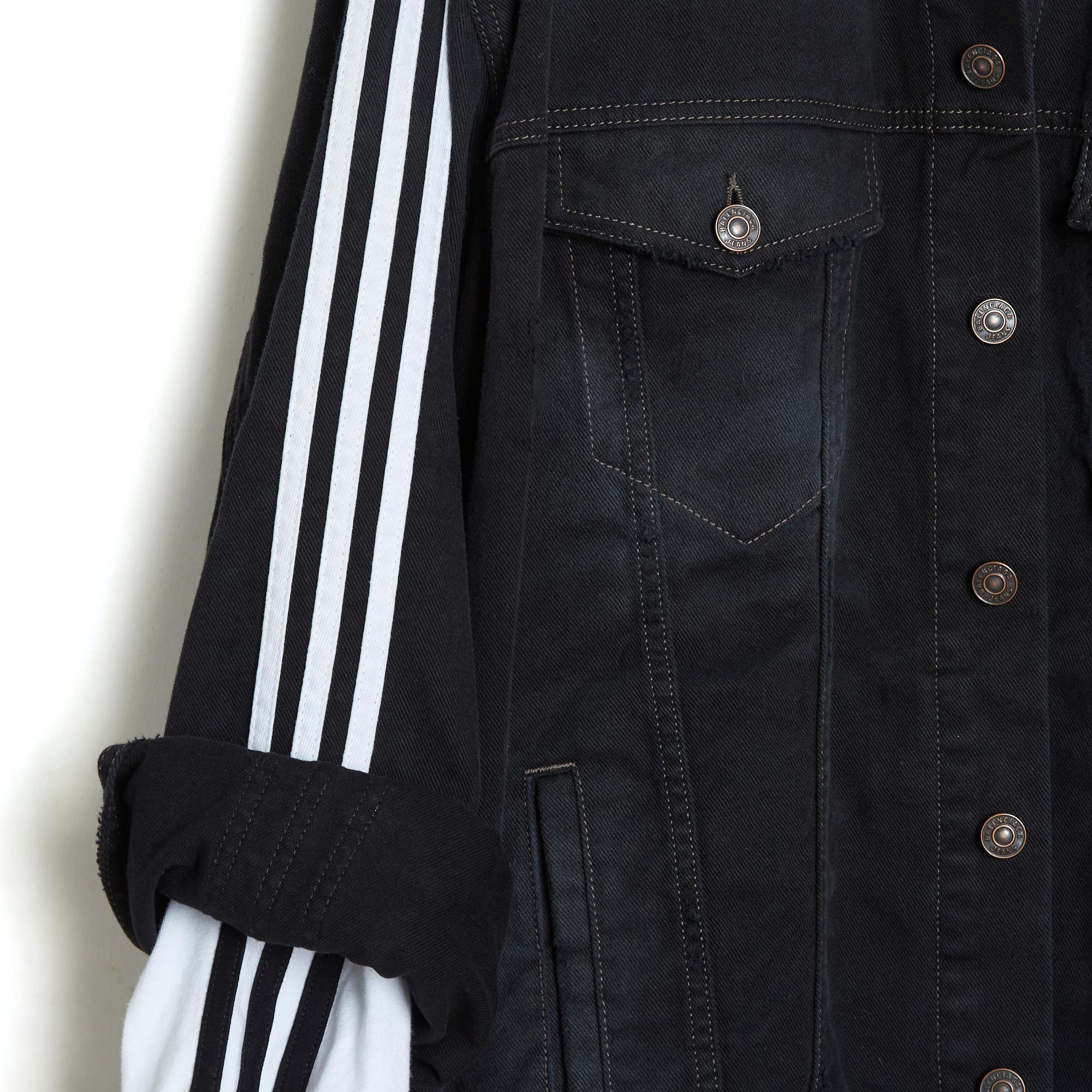 Ensemble Balenciaga issu de la collection 2023 en collaboration avec Adidas composé d'une veste oversize en denim noir et d'un t-shirt assorti en jersey blanc à manches longues, les deux pièces, légèrement usagées (bords effilochés sur le bas des