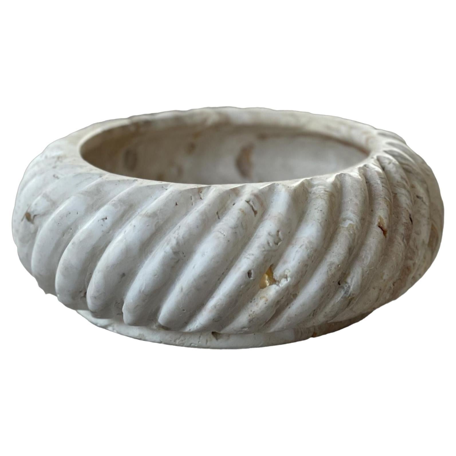 Cruller-Schale: Biscotti-Schale aus Stein mit gedrehtem Rand in Beige von Anastasio Home