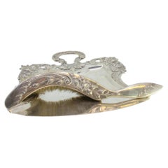 Raccoglitore di briciole e spazzola in argento ritagliato con motivi floreali in rilievo