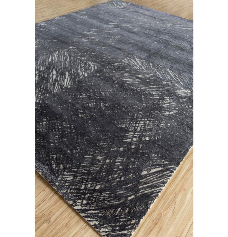 Adoptando una estética moderna, la alfombra Handknotted de traduce elocuentemente el lenguaje del diseño de la mano a la máquina, revelando la belleza de los nudos de hilo sin pulir. Hecha a mano en la India rural, cada alfombra capta la esencia de