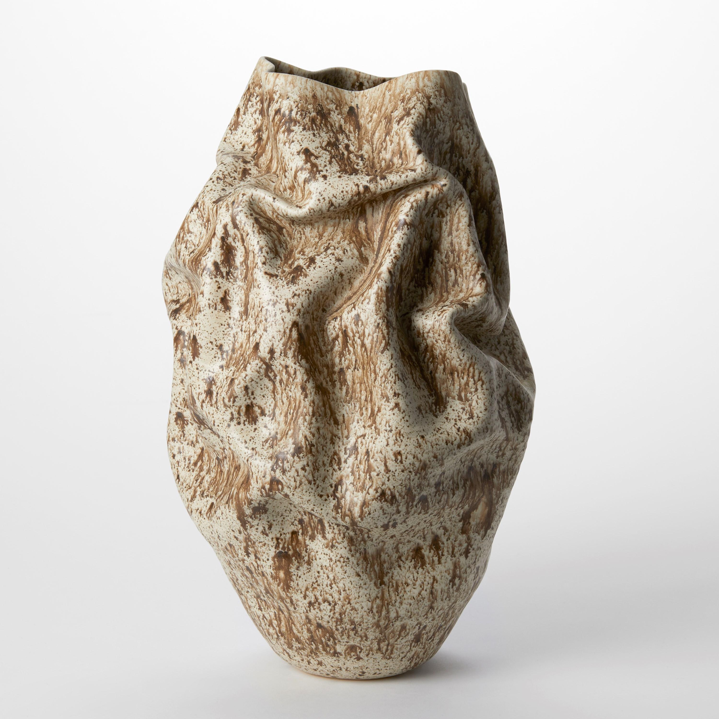 'Crumpled Form with Cream Speckled Glaze No 129' è un vaso scultoreo unico dell'artista britannico Nicholas Arroyave-Portela.

La pratica professionale della ceramica di Nicholas Arroyave-Portela è iniziata nel 1994. Dopo 20 anni di permanenza a