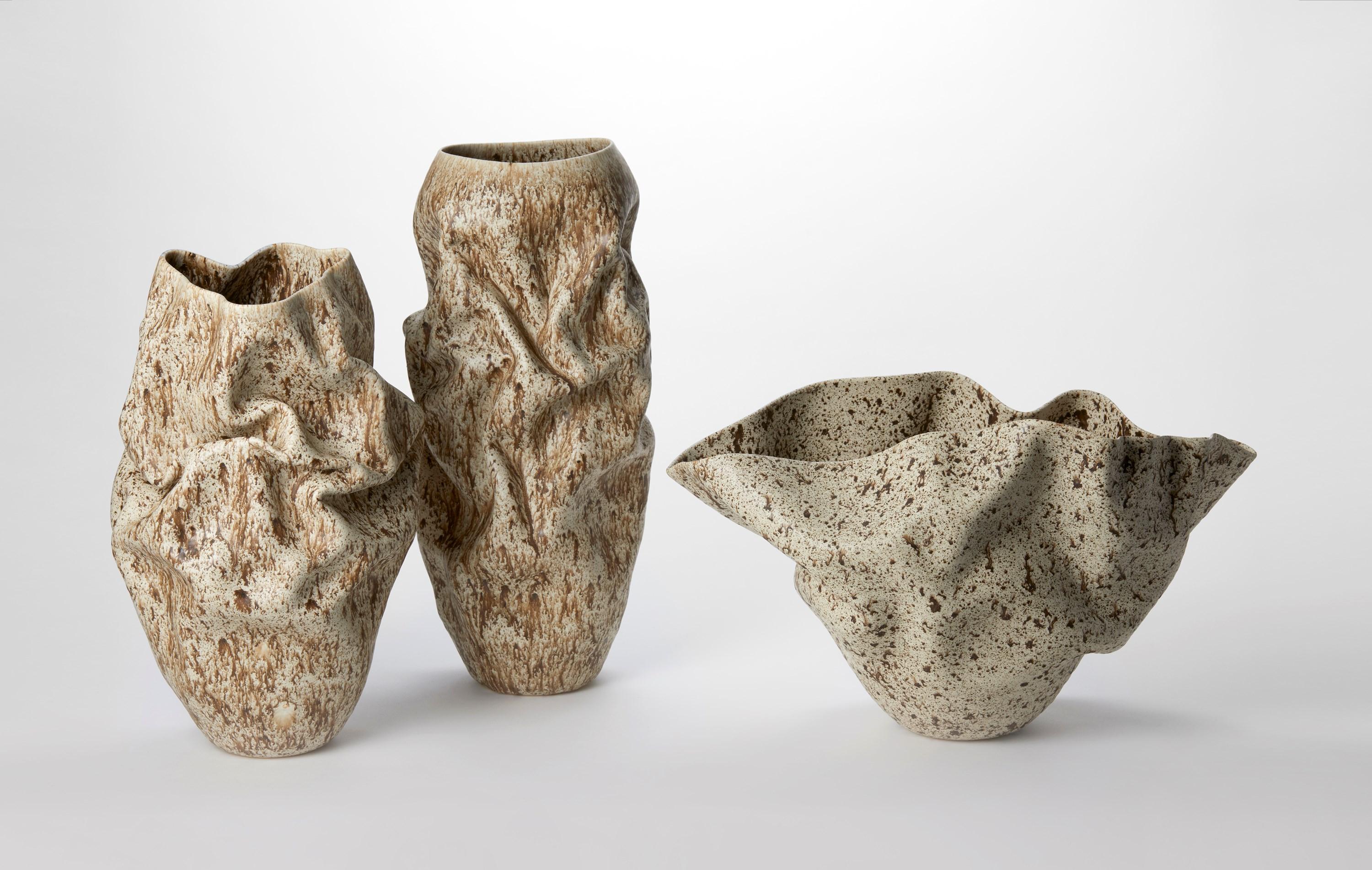 Ceramica Forma accartocciata con smalto screziato crema n. 129 di Nicholas Arroyave-Portela in vendita
