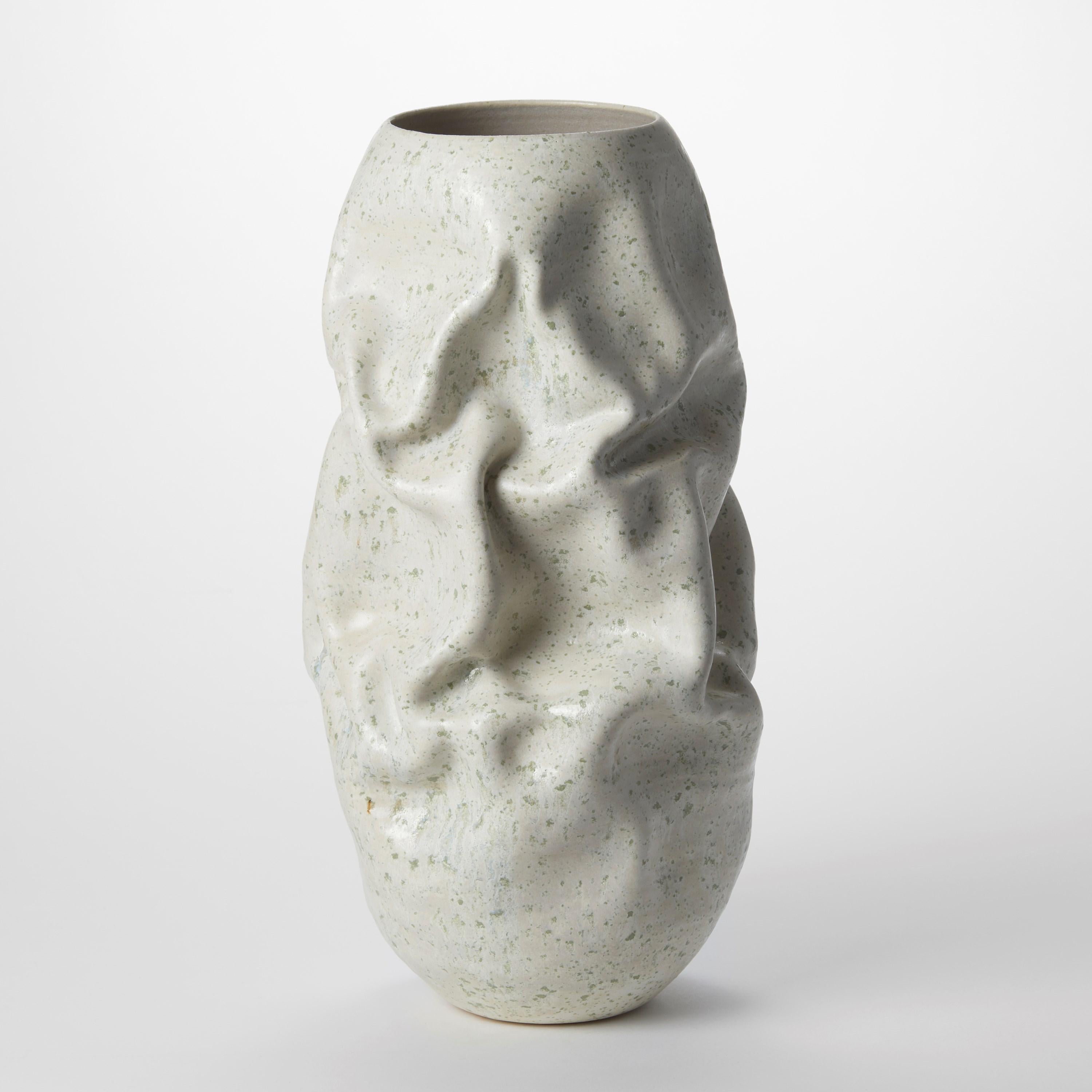 'Crumpled Form with Green Crystals No 128' è un vaso scultura unico dell'artista britannico Nicholas Arroyave-Portela.

La pratica professionale della ceramica di Nicholas Arroyave-Portela è iniziata nel 1994. Dopo 20 anni di permanenza a Londra, si