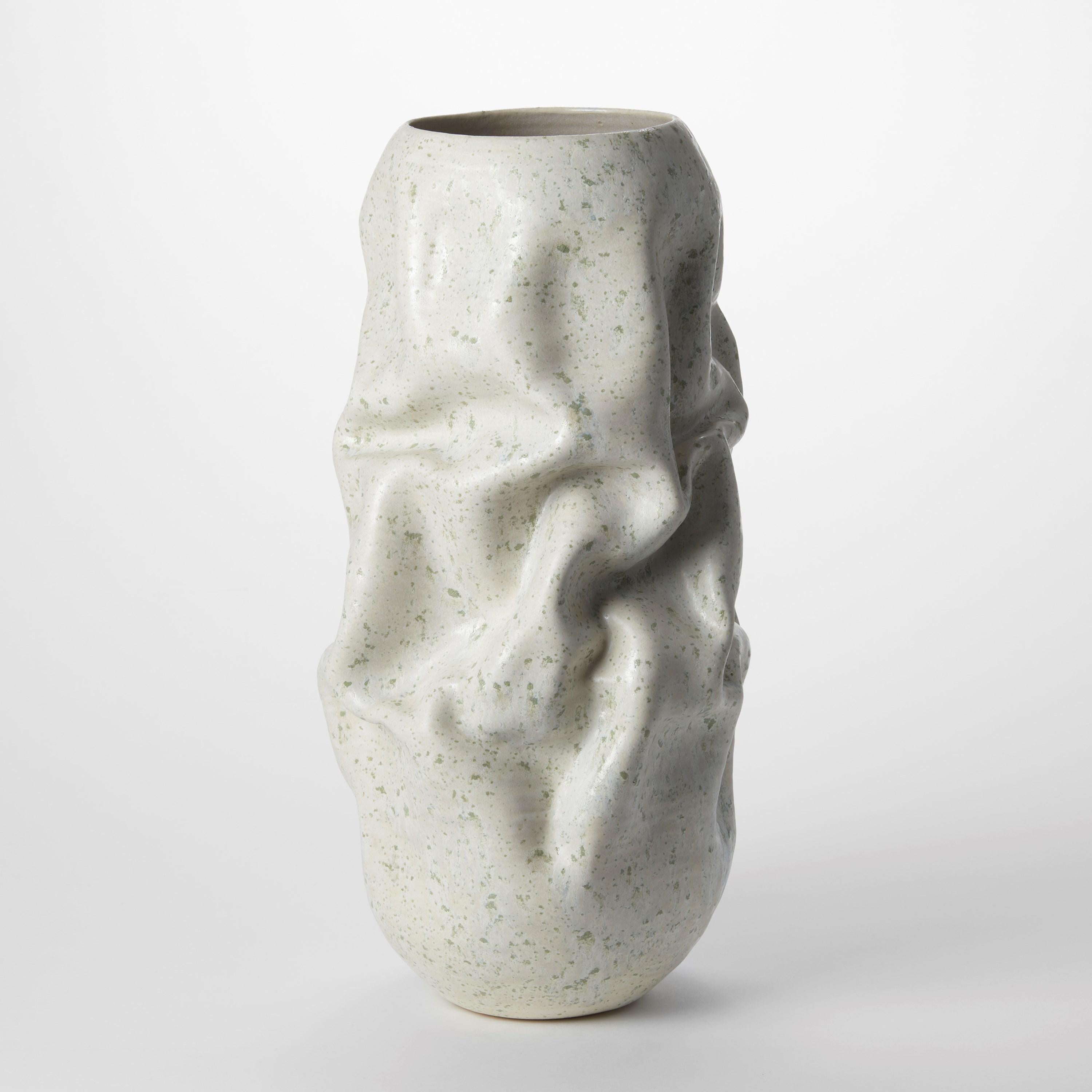 Organico moderno Crumpled Form con cristalli verdi n. 128, vaso di Nicholas Arroyave-Portela in vendita