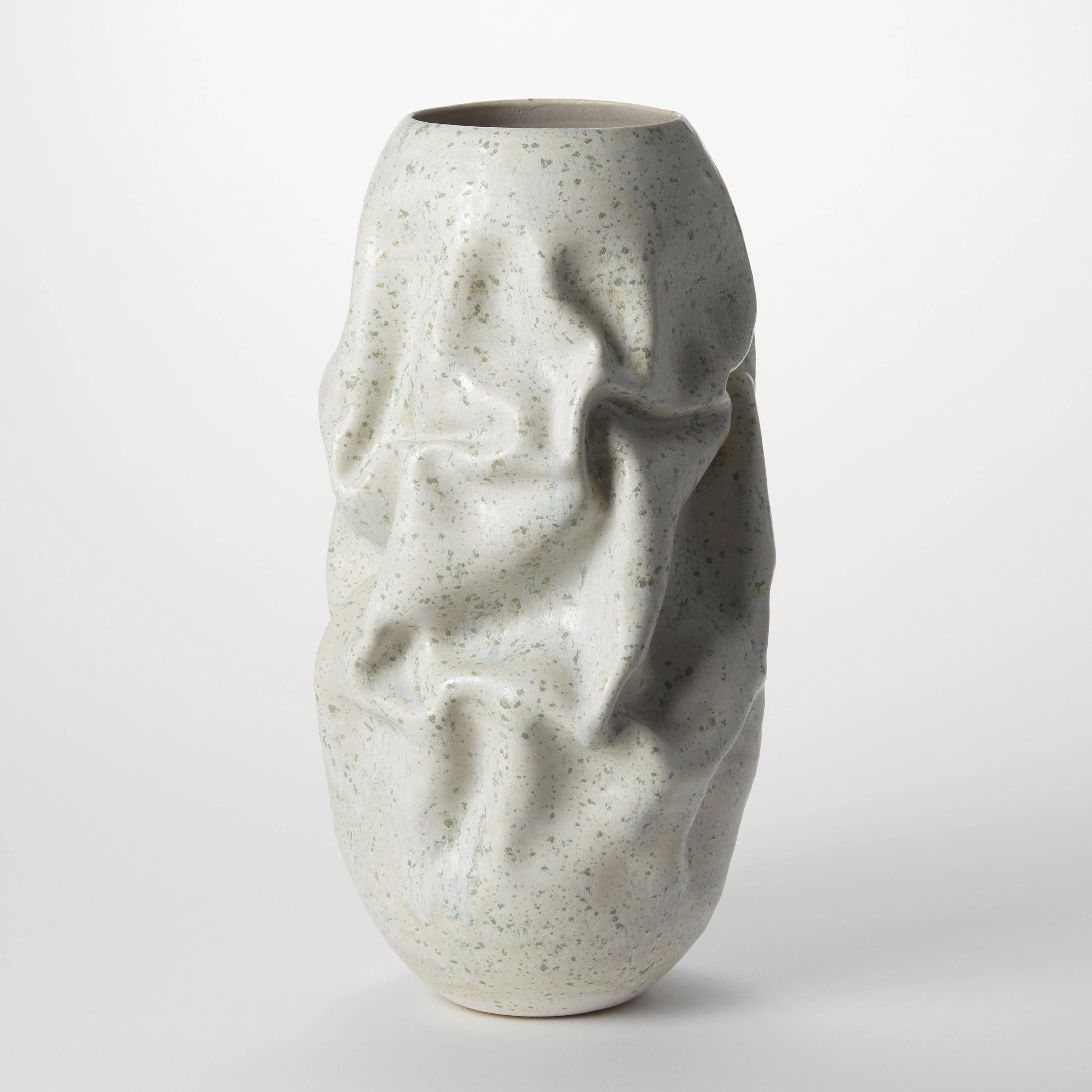 Spagnolo Crumpled Form con cristalli verdi n. 128, vaso di Nicholas Arroyave-Portela in vendita