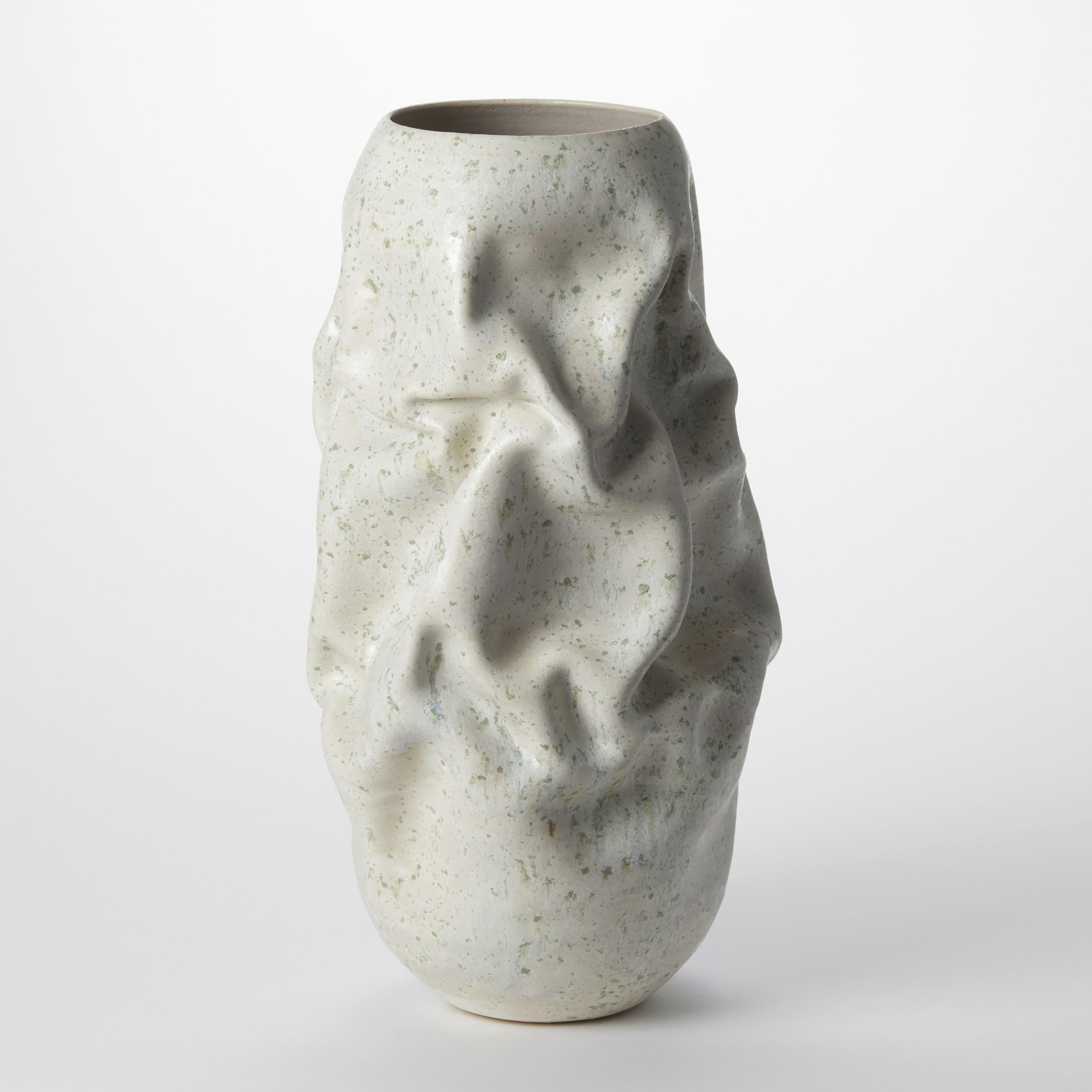 Fatto a mano Crumpled Form con cristalli verdi n. 128, vaso di Nicholas Arroyave-Portela in vendita