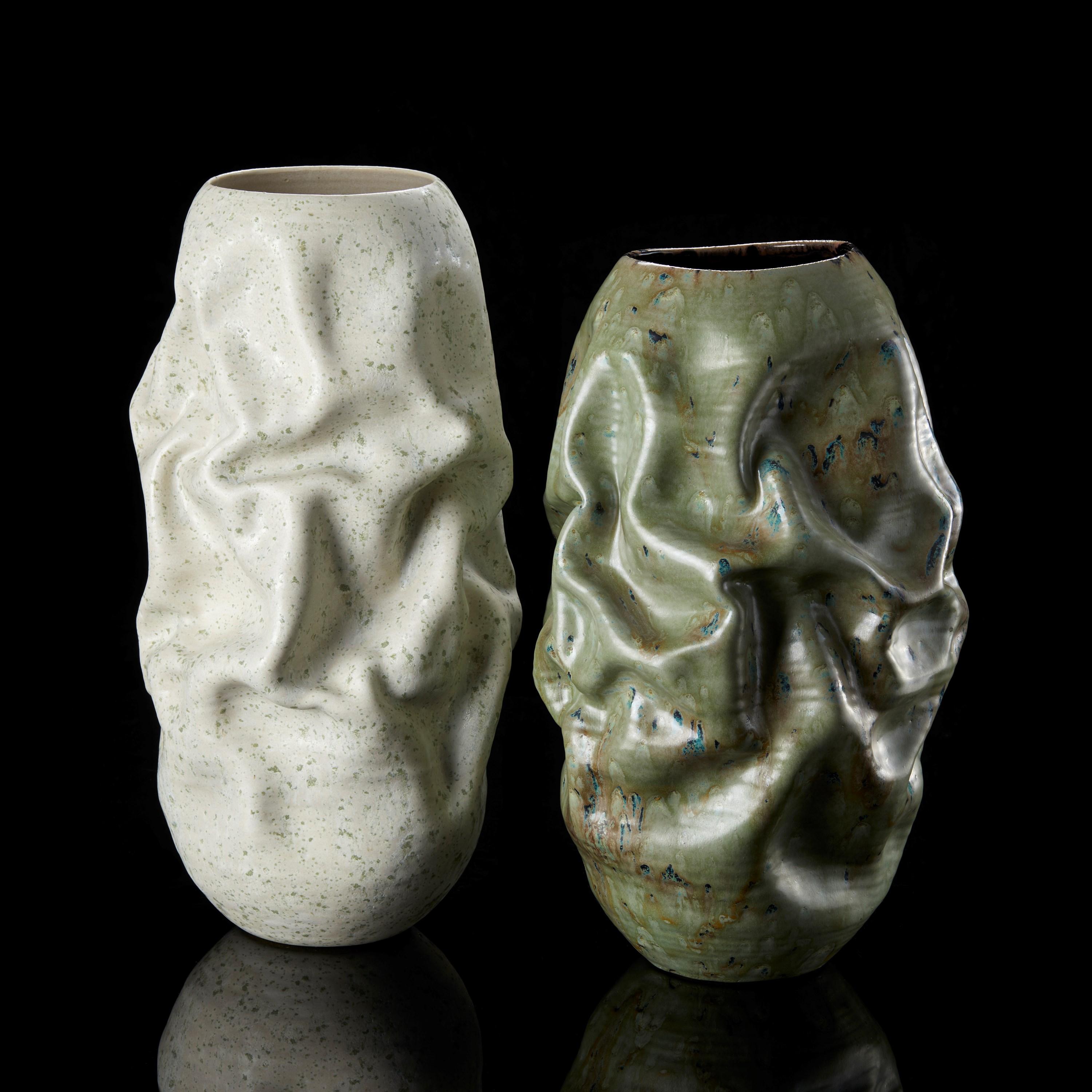 Ceramica Crumpled Form con cristalli verdi n. 128, vaso di Nicholas Arroyave-Portela in vendita