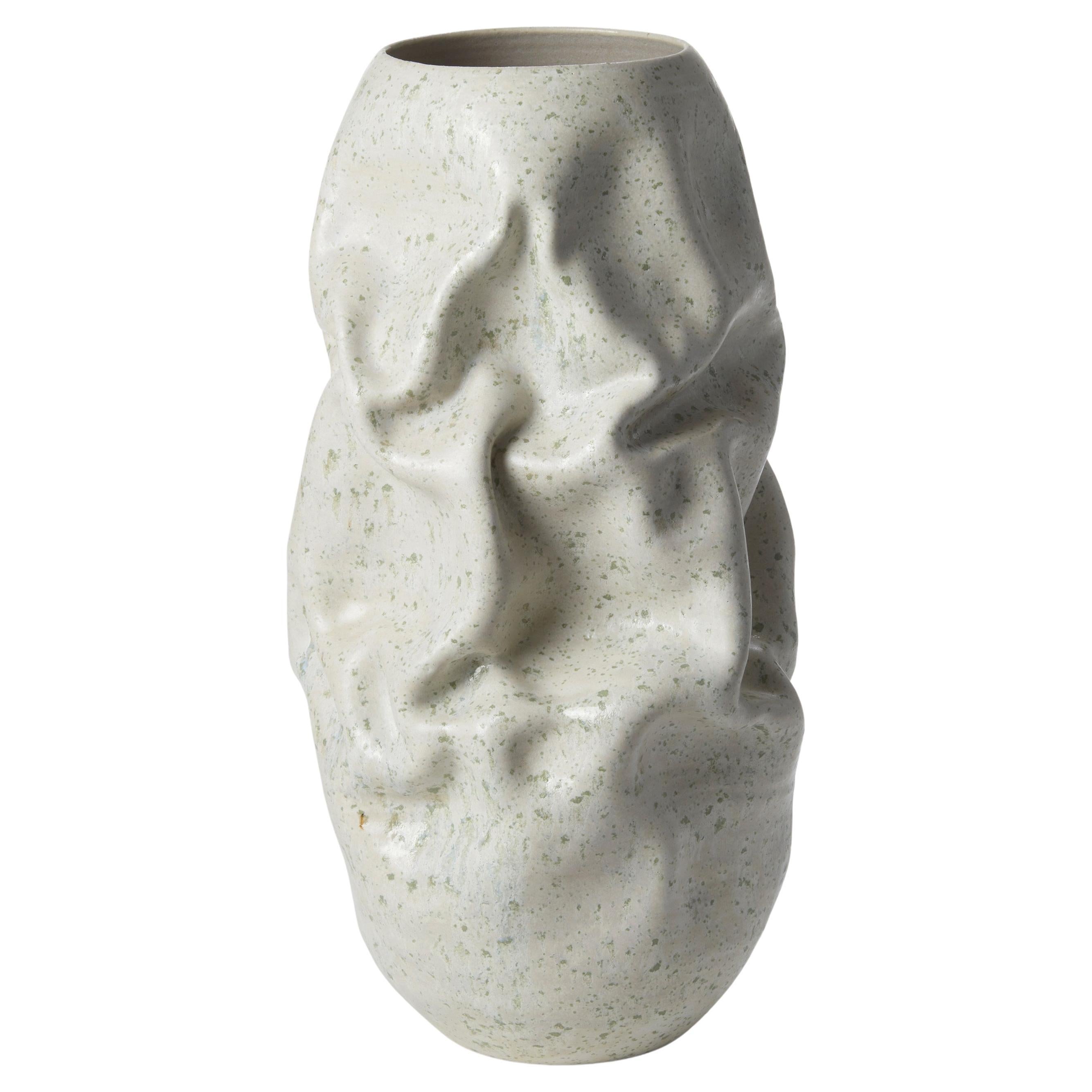 Crumpled Form con cristalli verdi n. 128, vaso di Nicholas Arroyave-Portela