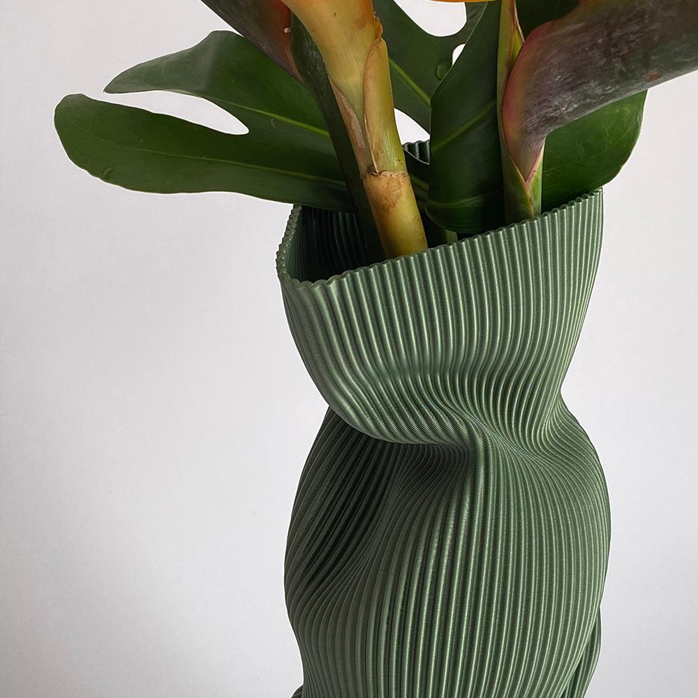 Crumpled Vase in Military Green 3D-Printed Plant-Based Plastic Large Posmoderno en venta