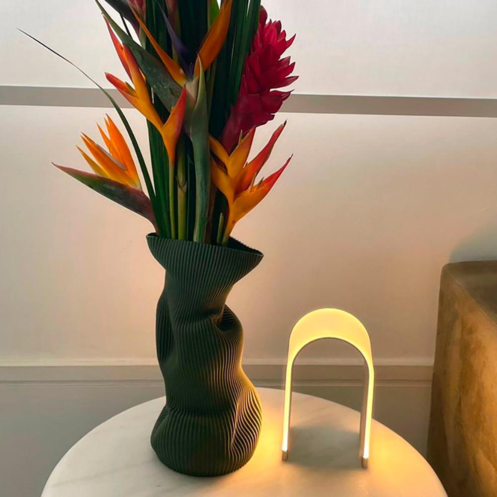 Crumpled Vase in Military Green 3D-Printed Plant-Based Plastic Large Brasileño en venta