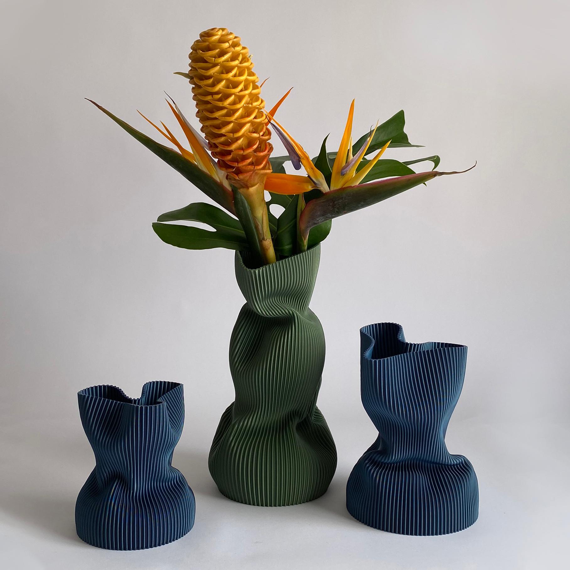 Crumpled Vase in Military Green 3D-Printed Plant-Based Plastic Large Plástico en venta