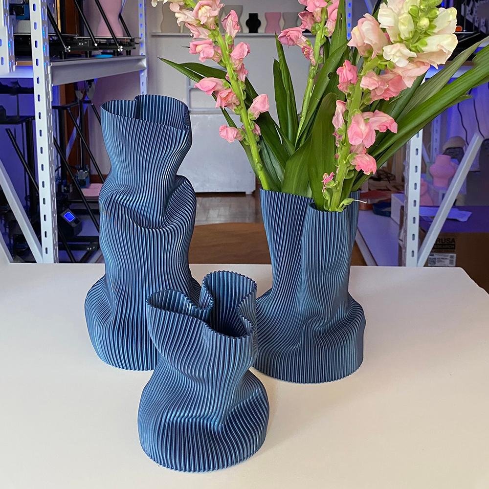 Crumpled Vase in Dark Blue 3D-Printed Plant-Based Plastic Large en Nuevo estado para la venta en São Paulo, BR
