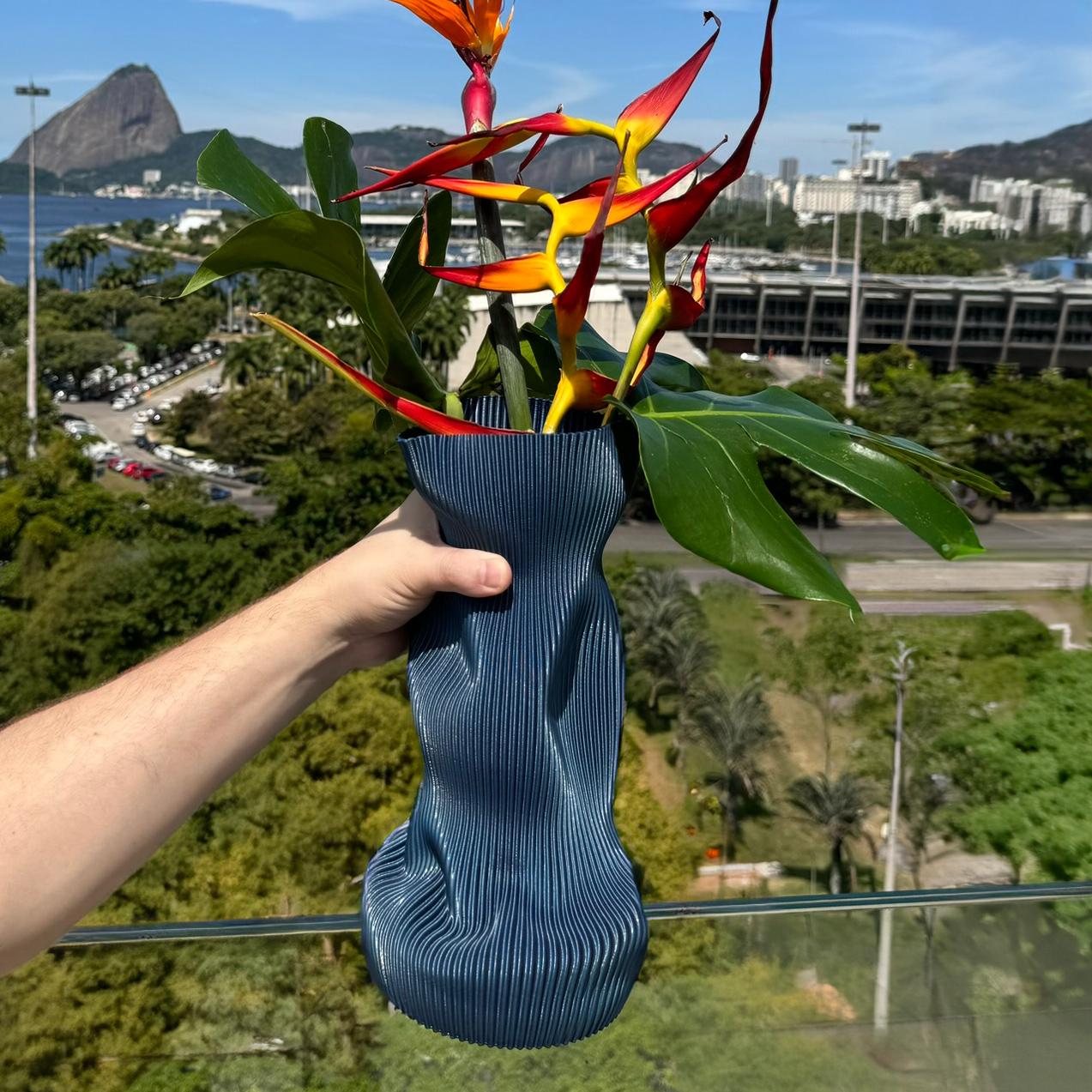 Crumpled Vase in Dark Blue 3D-Printed Plant-Based Plastic Large Plástico en venta