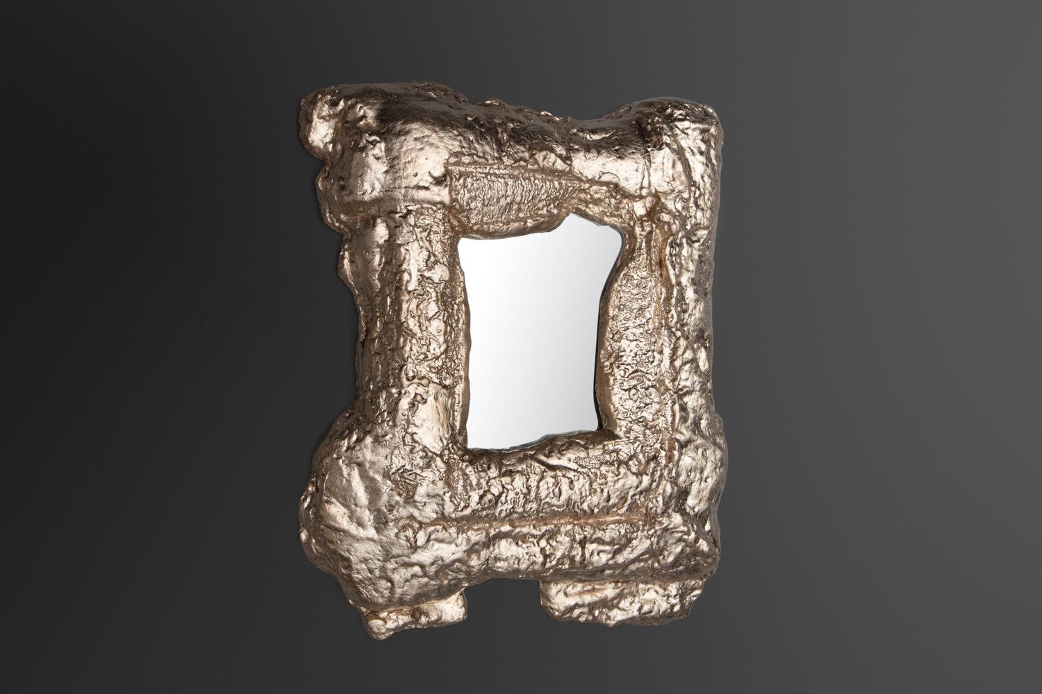 Plâtre moulé doré à l'or fin avec une plaque de miroir.