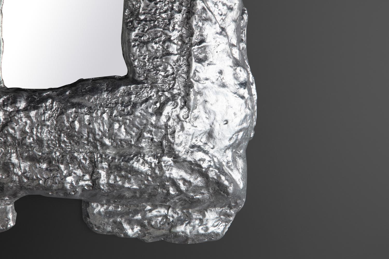 Plâtre moulé doré à l'aluminium avec une plaque de miroir.