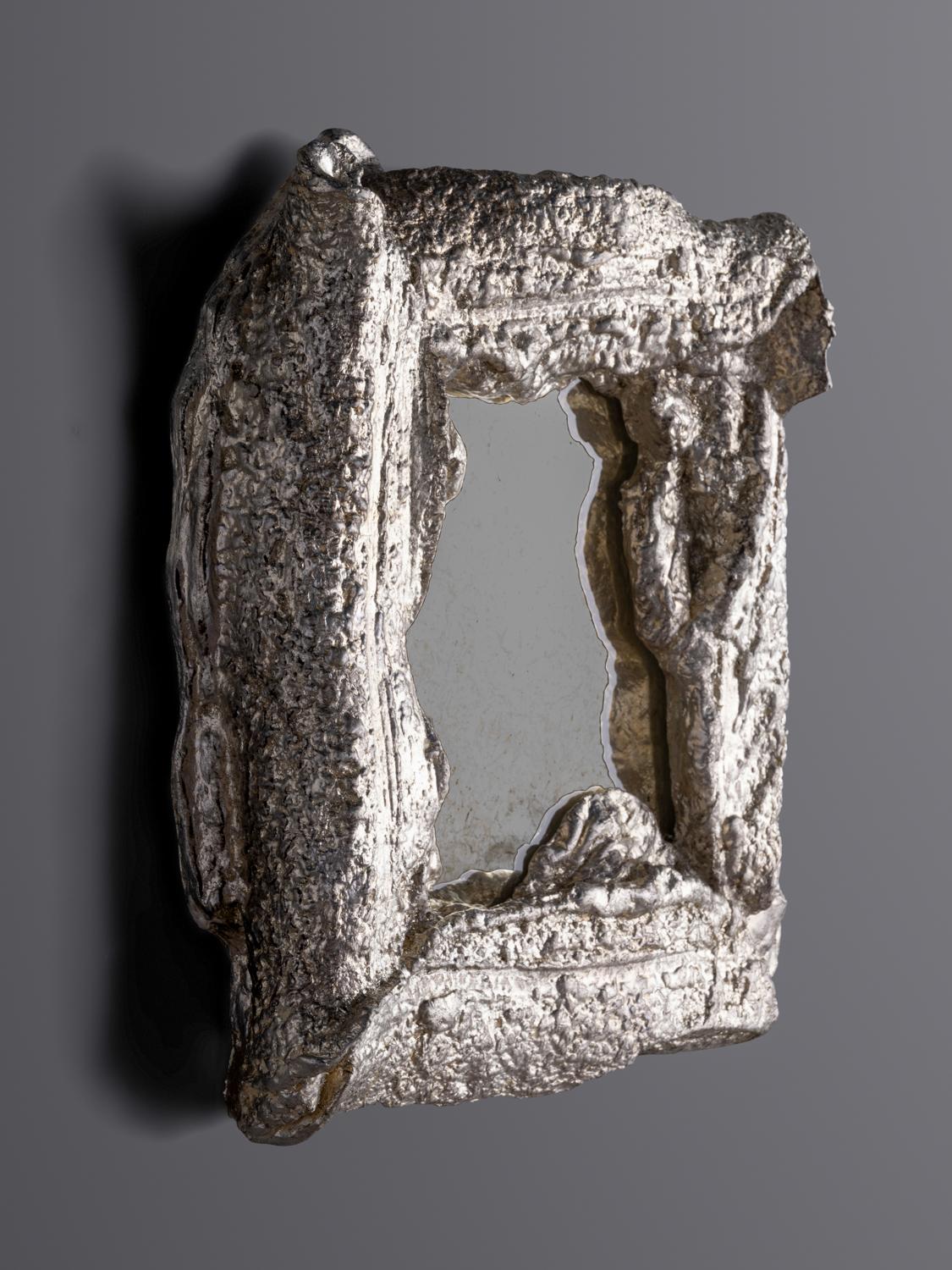Yolande Milan Batteau (née en 1970)
ÉTATS-UNIS, 2022

Lune Feuille d'or sur plâtre moulé avec plaque de miroir vieilli, cire noire. 