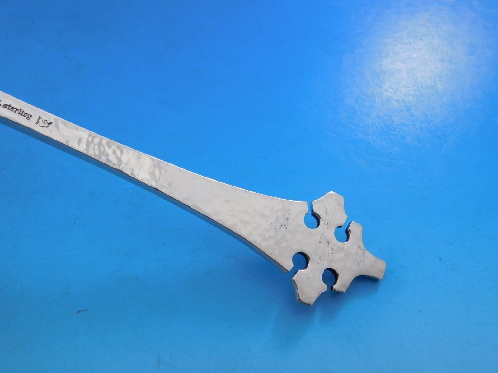 La plata de Old Newbury Crafters es genuinamente artesanal y maravillosamente pesada, la máquina no puede igualar la calidad, la durabilidad, el aspecto y el tacto de la plata hecha a mano. El acabado martillado muestra la plata en su máxima