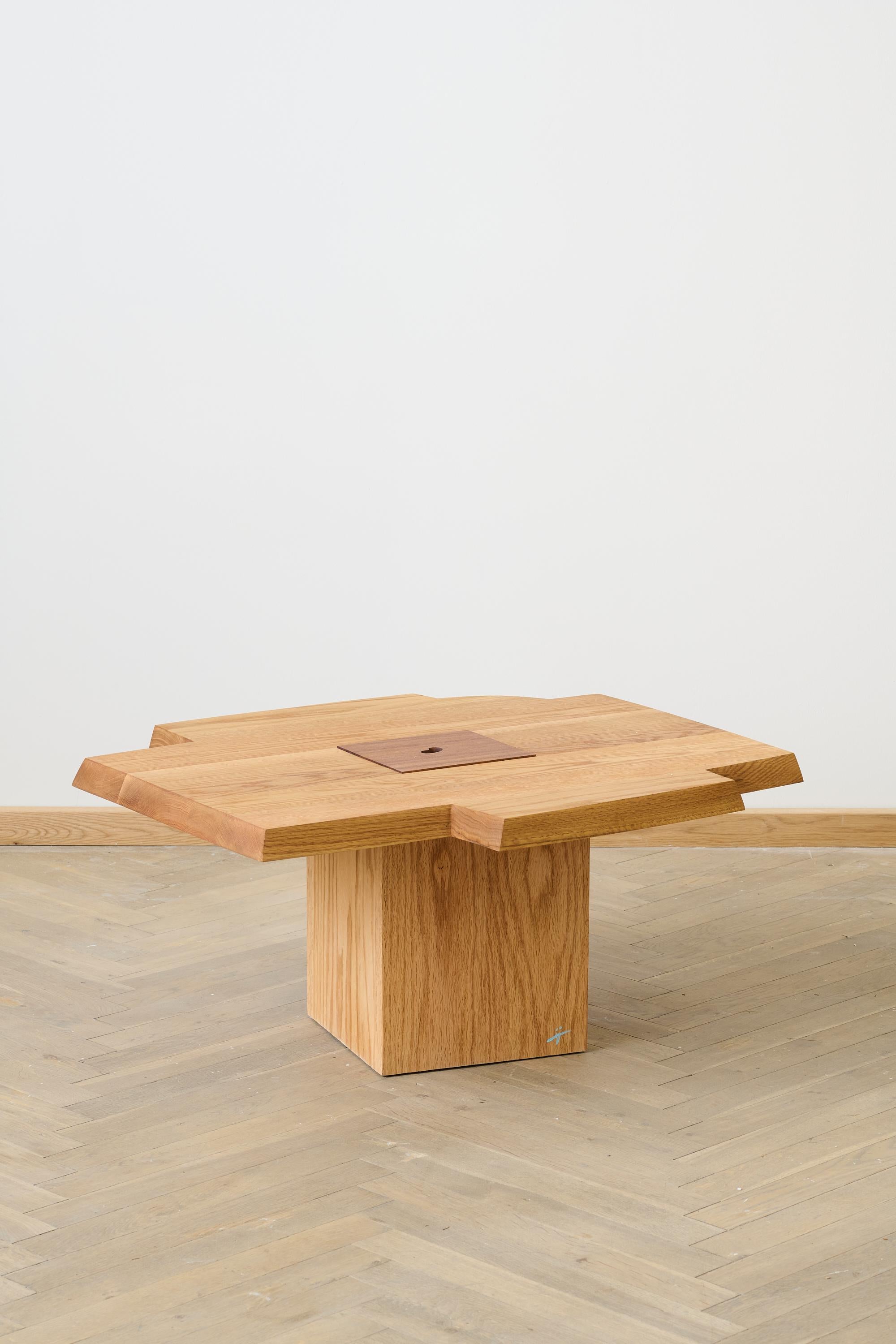 Coque en chêne dur avec plateau en Sapele. Une pièce intérieure creuse pour le stockage. Fabriqué à la main à New York.
