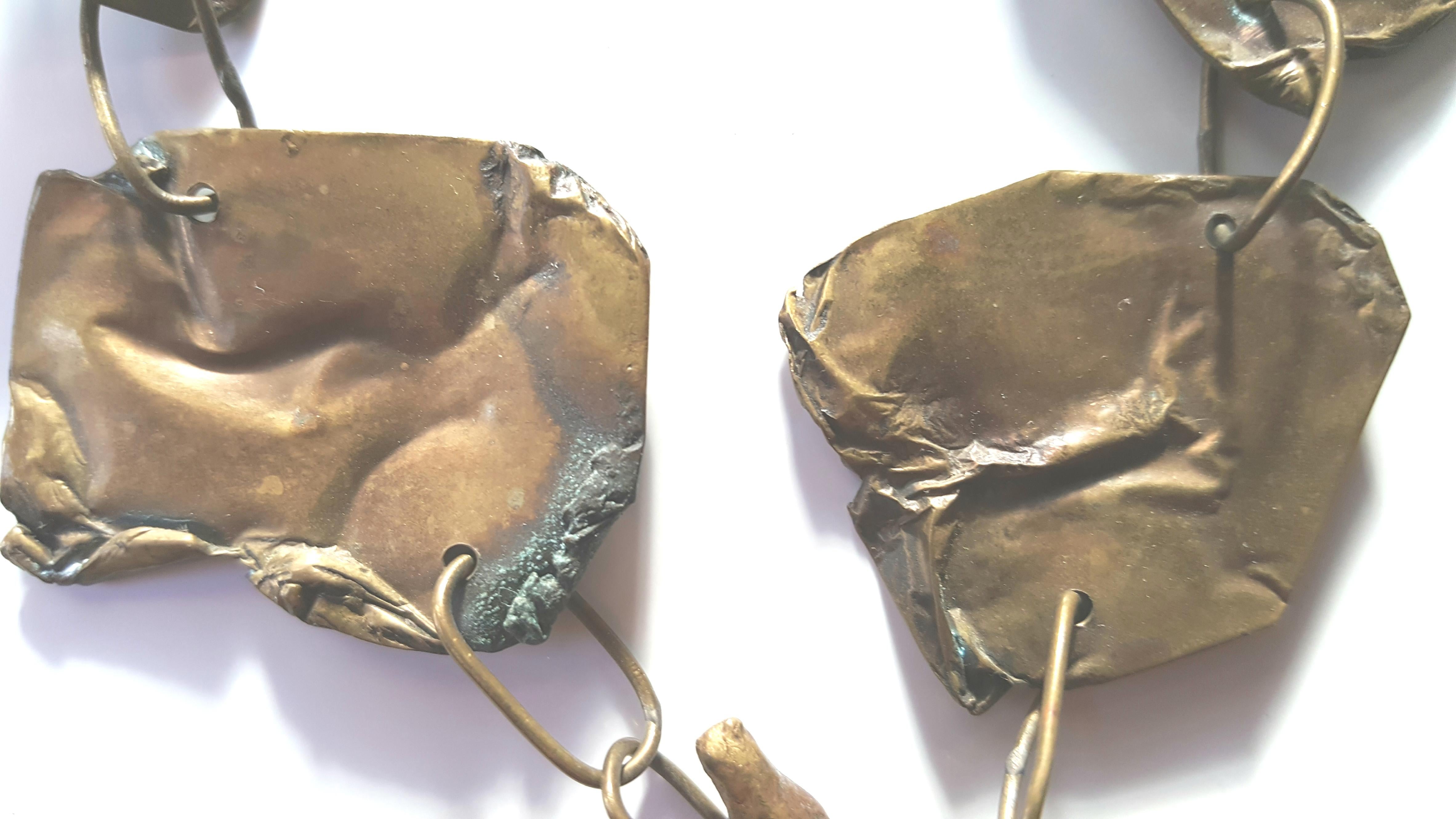 Collar Colgante Dentado de Metal Dorado Aplastado Estilo Escultórico de la Artista Nevelson de 1980 en Bueno estado para la venta en Chicago, IL