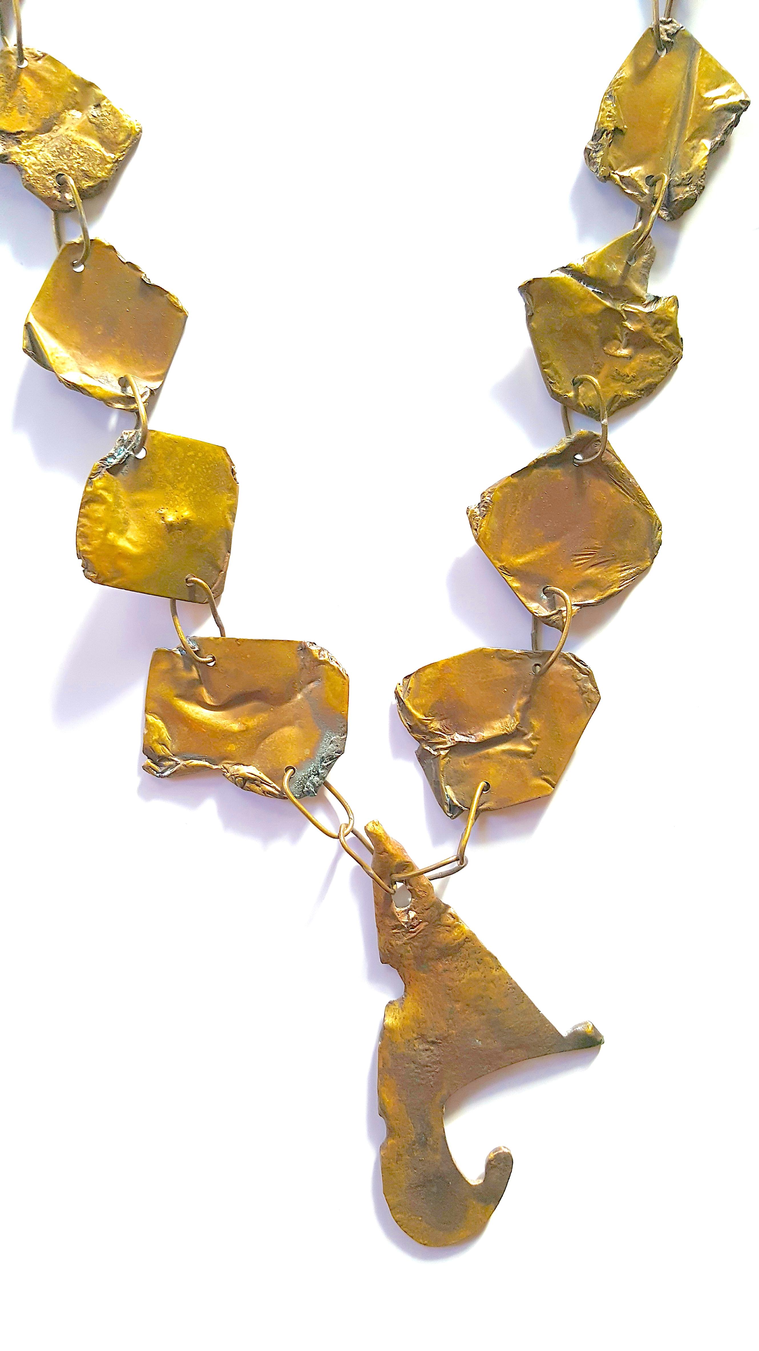 Artist 1980s NevelsonStyle Sculptural GiltMetal Crushed Jagged Pendant Necklace In Good Condition For Sale In Chicago, IL