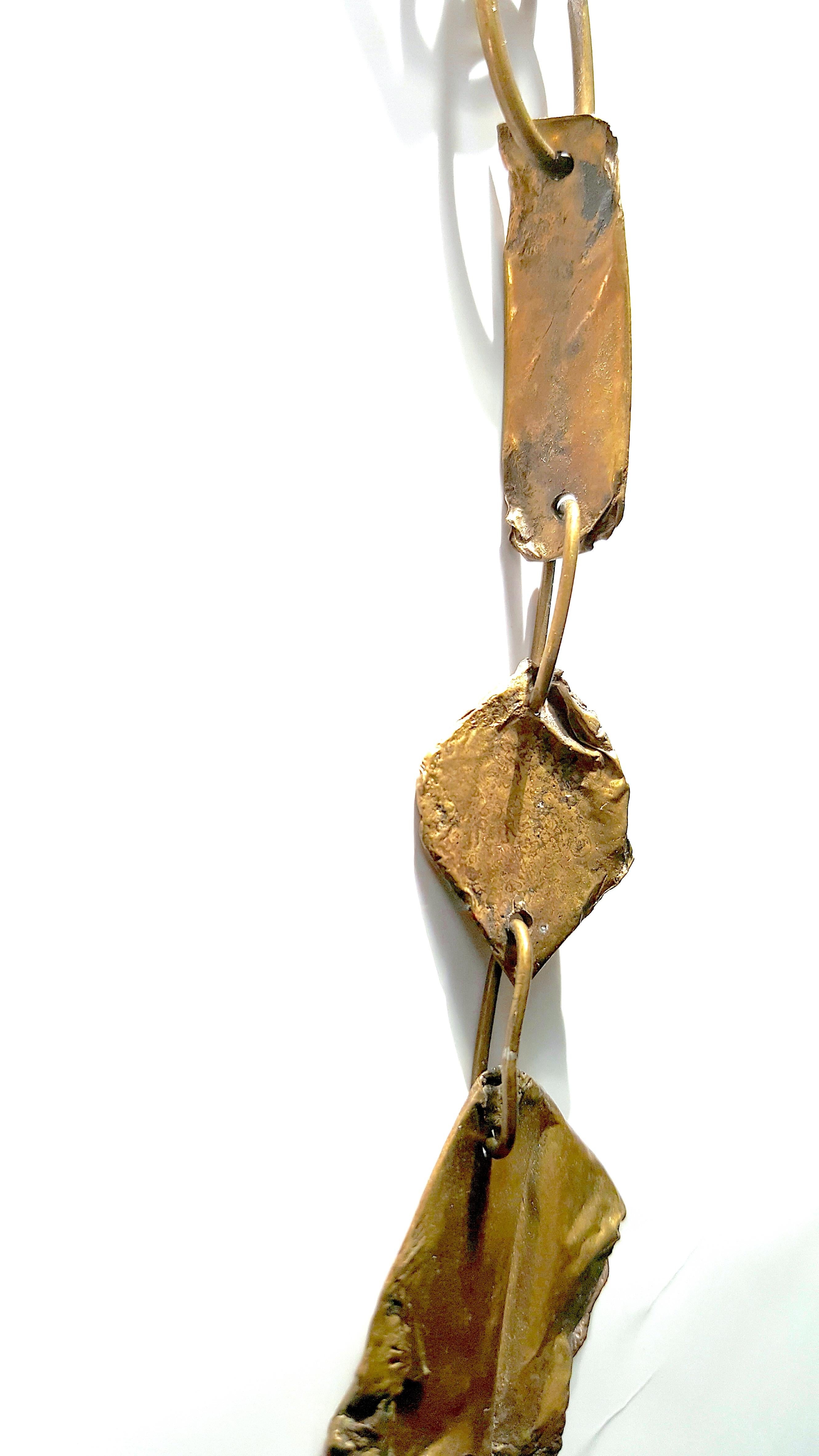Künstlerin 1980er Jahre Nevelson Style Skulpturale Halskette mit geschwungenem Jagd-Anhänger aus vergoldetem Metall für Damen oder Herren im Angebot
