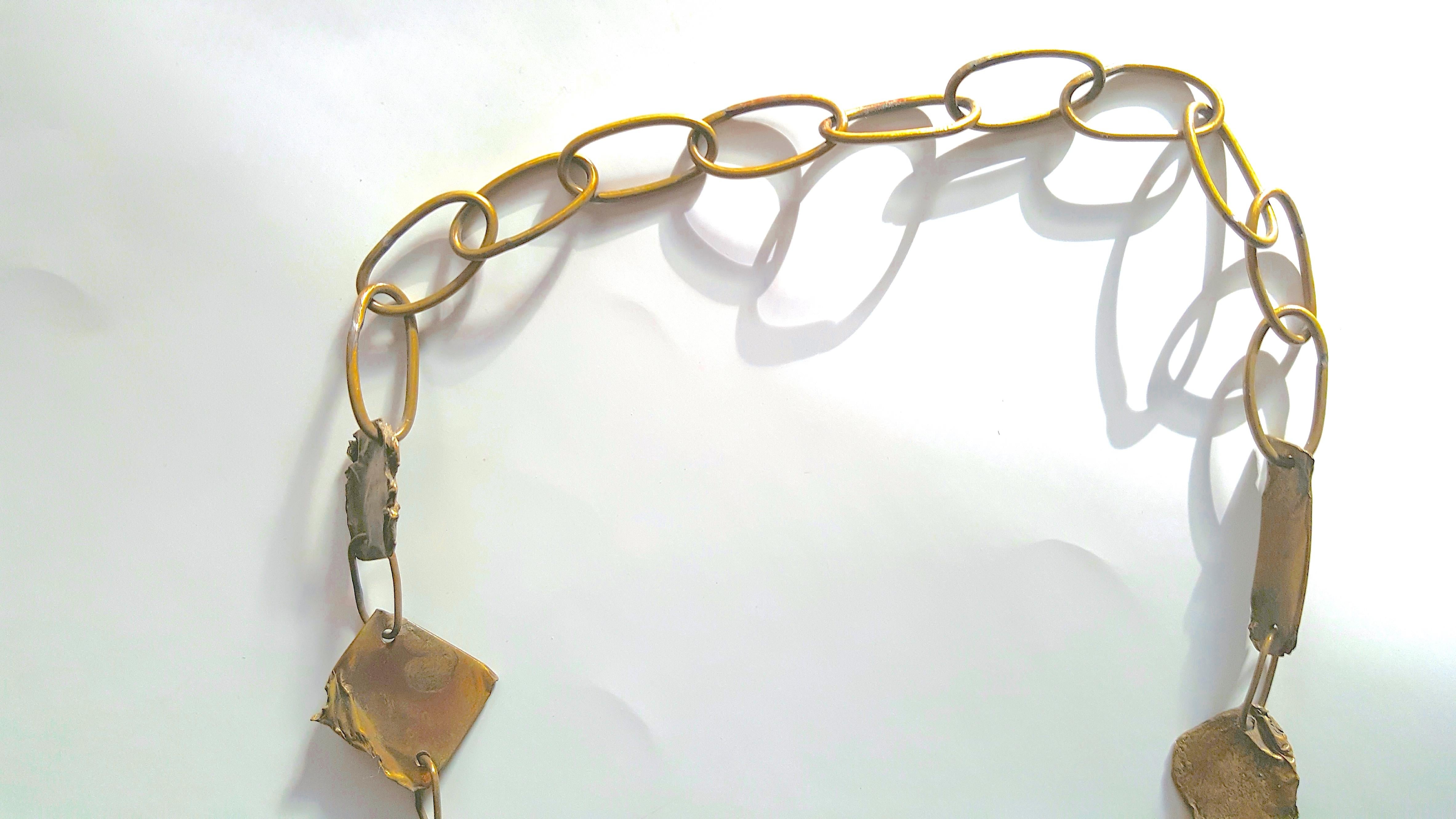 Künstlerin 1980er Jahre Nevelson Style Skulpturale Halskette mit geschwungenem Jagd-Anhänger aus vergoldetem Metall im Angebot 1