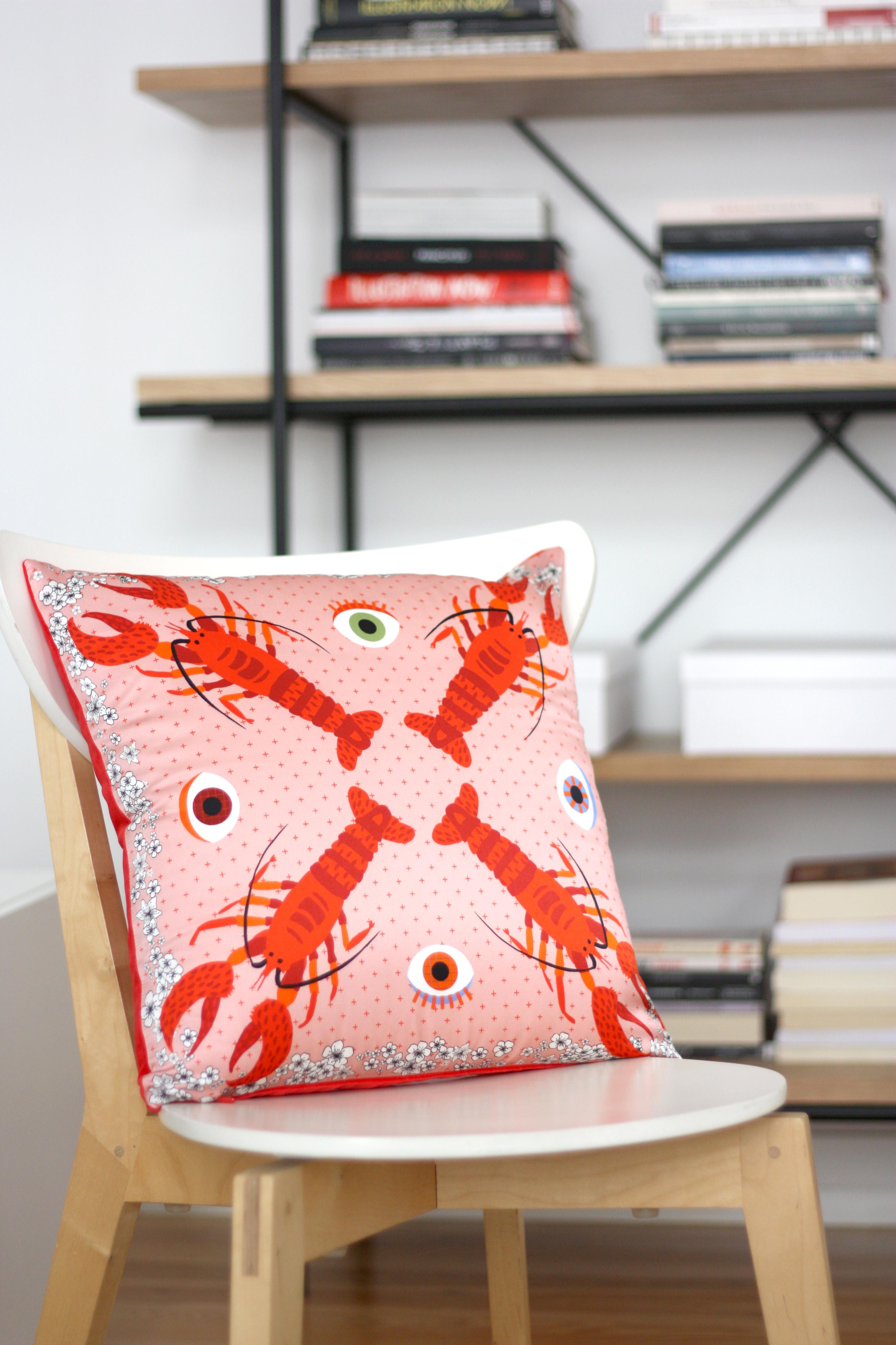 El cojín de seda CRUST es para todos aquellos que quieren expresar su singularidad, de una forma vibrante y lujosa. Lleva la decoración de tu casa a otro nivel, con estas vivas langostas, ojos y flores.

Una cierta dosis de locura en la cantidad