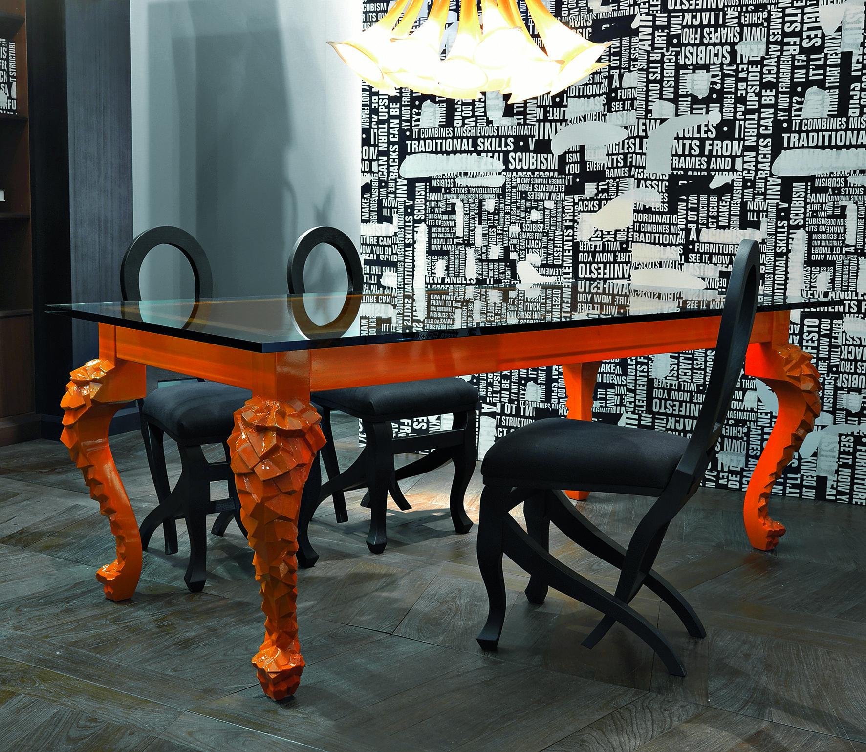 italien Table de salle à manger orange rustique avec pieds sculptés et plateau en verre par Nigel Coates en vente