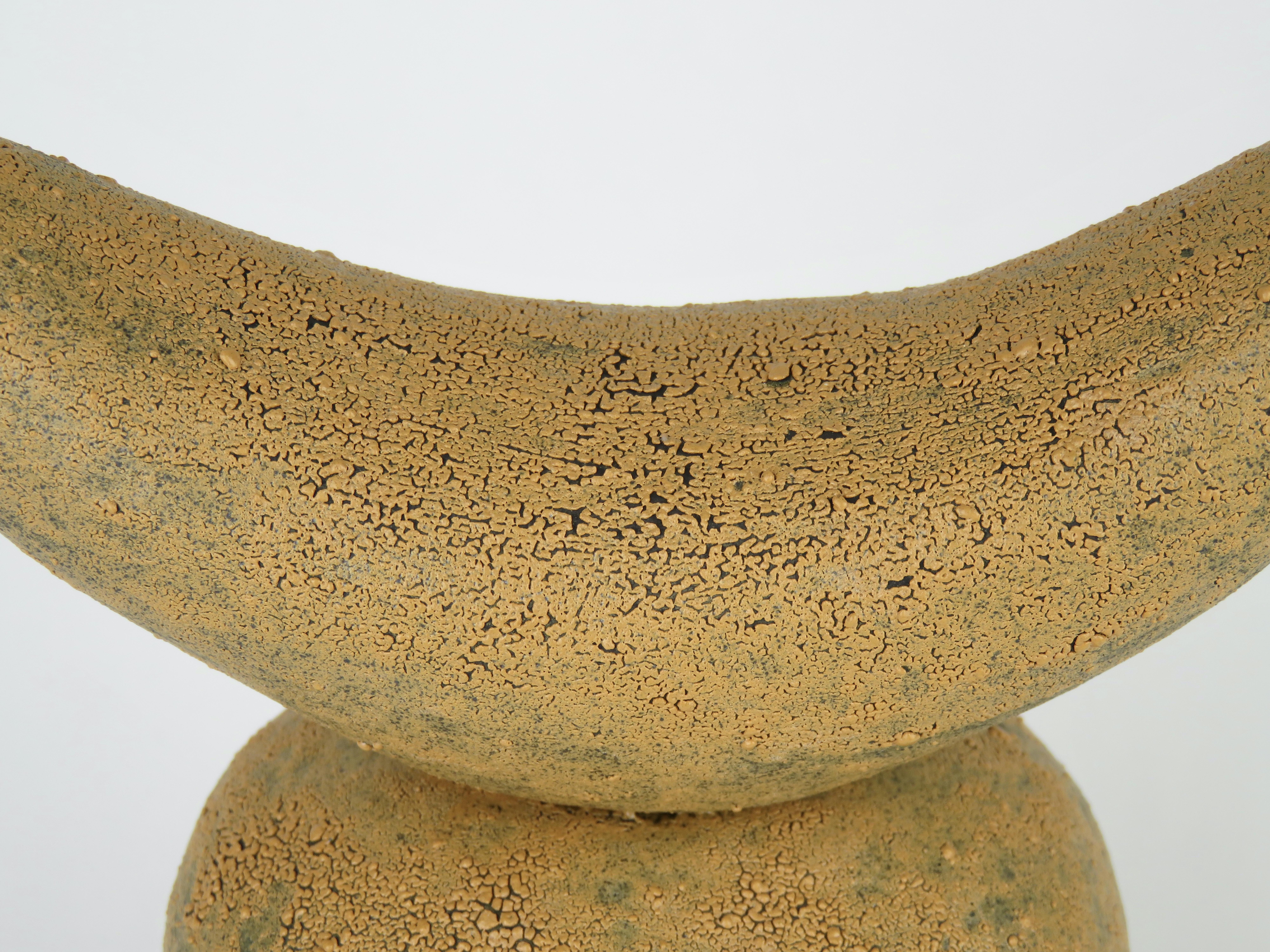 Gelbgoldener Keramik TOTEM mit Halbmond-Platte, Crawl-Glasur, handgefertigt (Handgefertigt) im Angebot