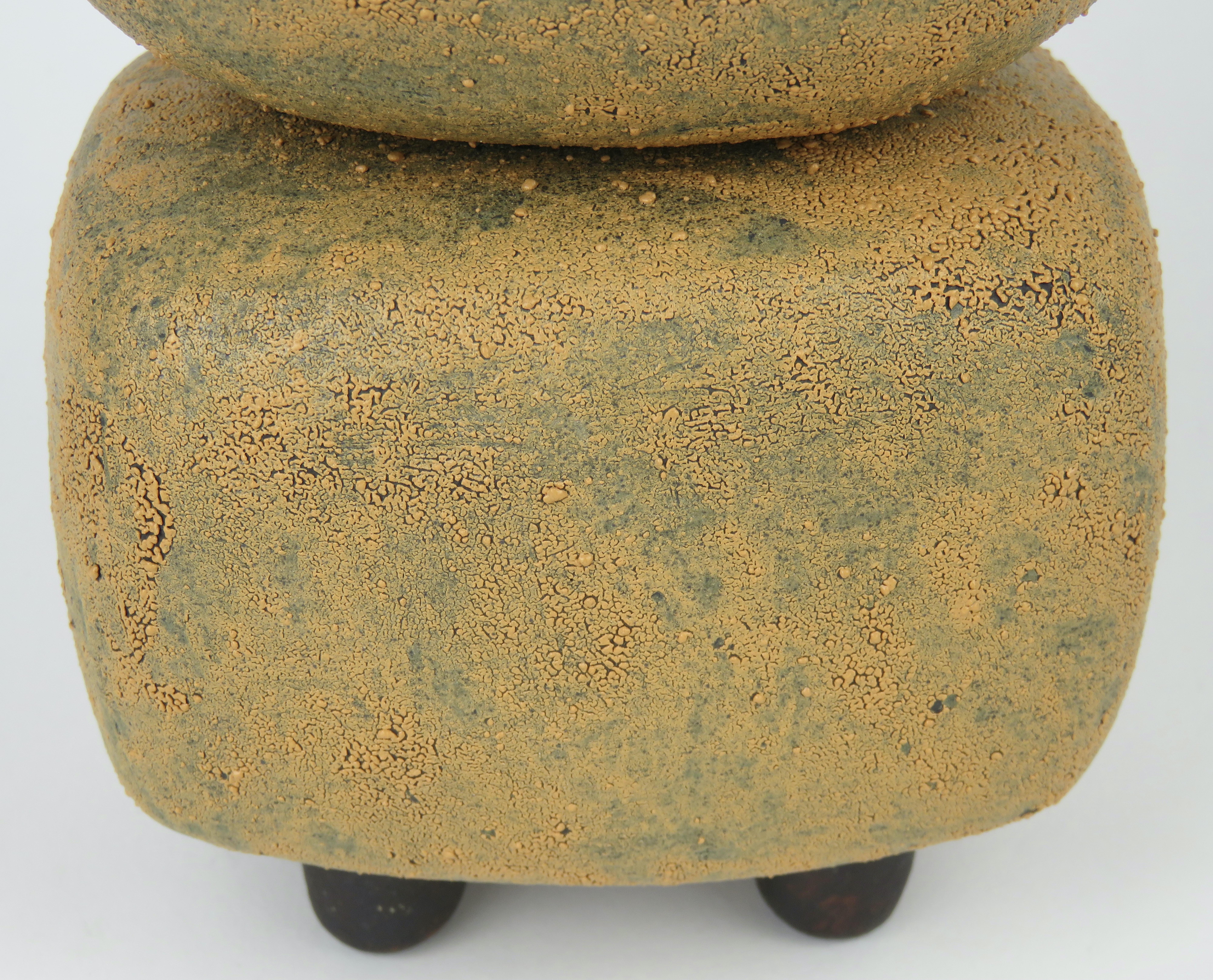 Gelbgoldener Keramik TOTEM mit Halbmond-Platte, Crawl-Glasur, handgefertigt im Angebot 1