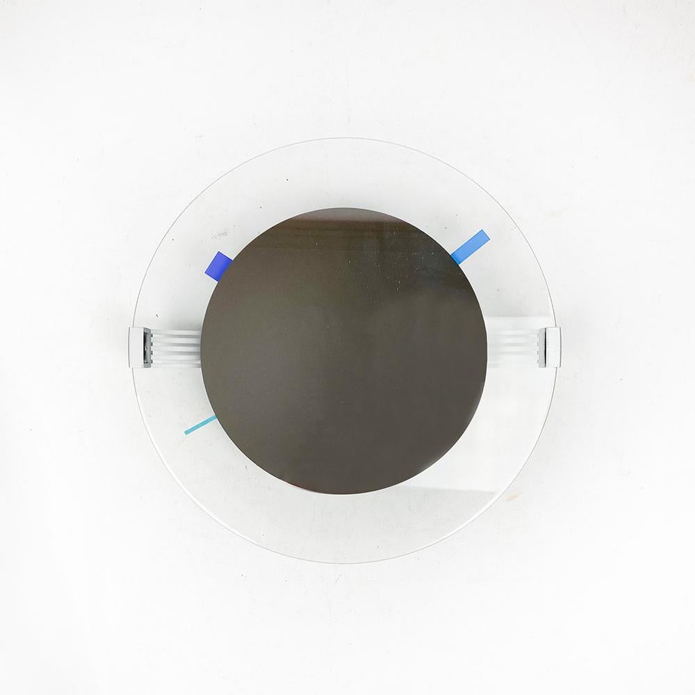 Crutas M Wanduhr hergestellt von Takata Inc. Japan 1990er Jahre

Graue Kunststoffrückseite. Reflektierender Spiegel aus Klarglas in der Mitte.

Japanischer Mechanismus. Richtig arbeiten.

Abmessungen: 32 cm. Durchmesser 4 cm. hoch.
