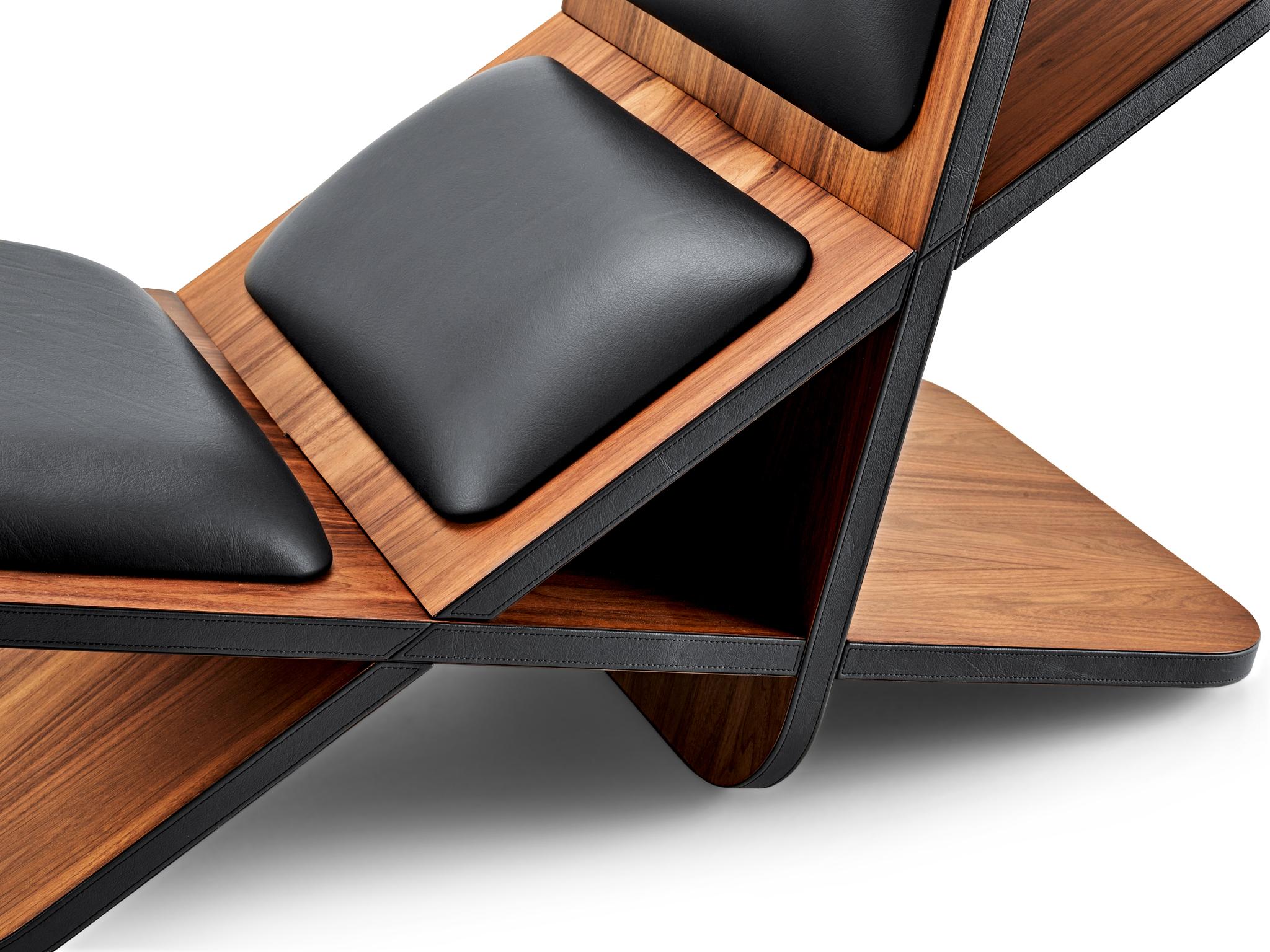 Mit seinen minimalen und zarten Linien ist Cruz ein Sinnbild für modernen Luxus. Die Struktur aus amerikanischem Nussbaumfurnier und die Polsterung aus Leder machen das Möbelstück zu einem Blickfang in jedem Raum, der durch seine eleganten Details