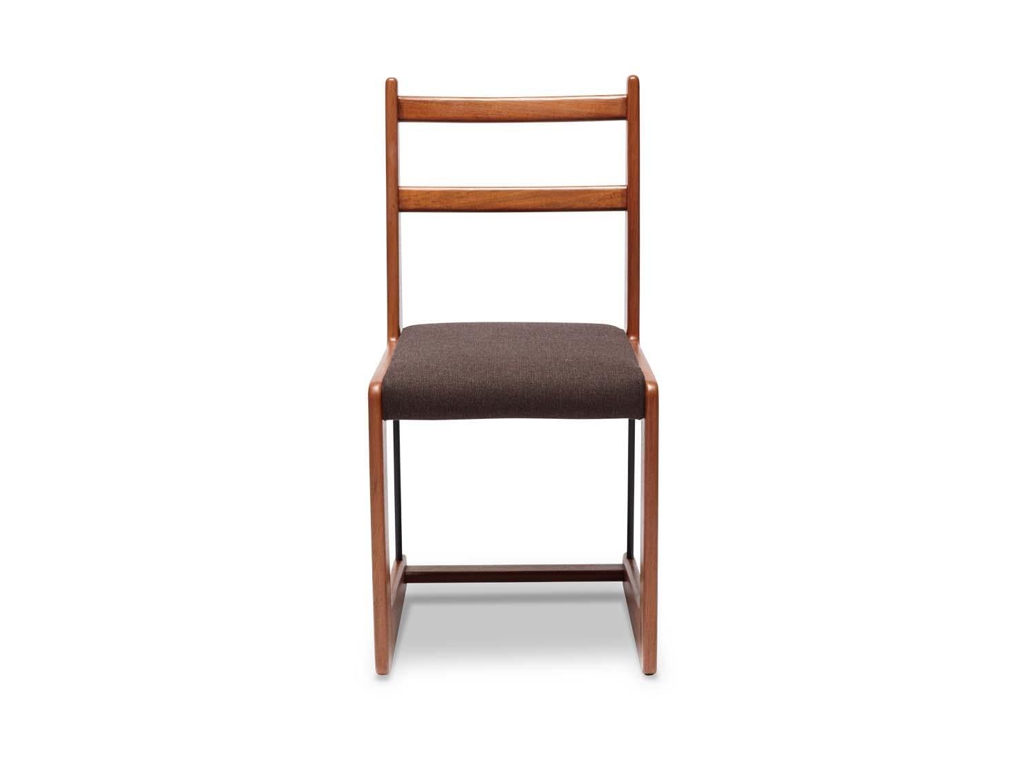 The outdoor version of the Cruz dining chair is made of solid teak featuring a cantilevered shape and matte black powder coated stretchers. The seat is upholstered.

Inspired by the bold scale and linear detailing of early 20th Century California