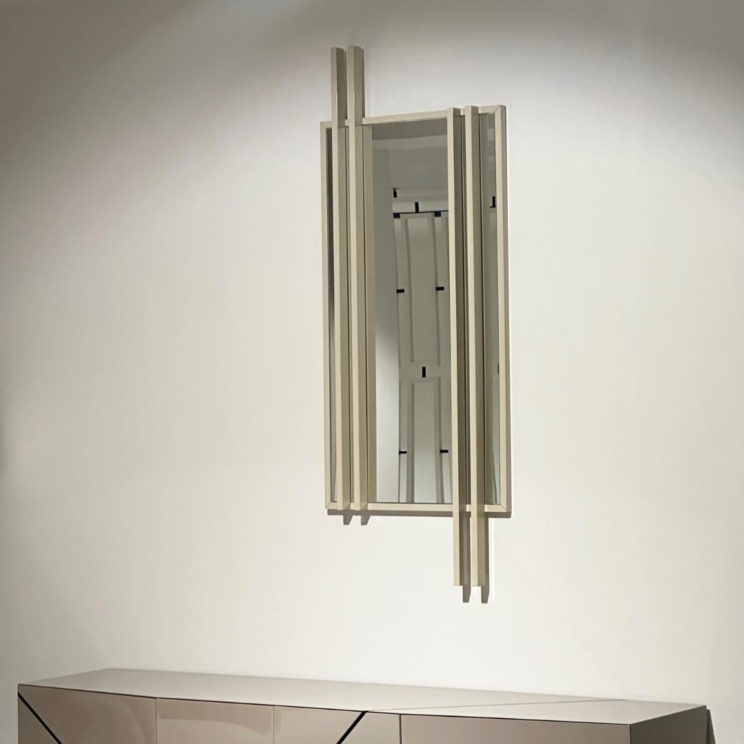 L'articolo in magazzino è disponibile per la consegna immediata. Finitura laccata lucida, NCS S2005-Y20R e specchio Nature.

Un bellissimo pezzo d'arredamento per qualsiasi ambiente, Cruzado è uno specchio dal design elegante ed equilibrato,