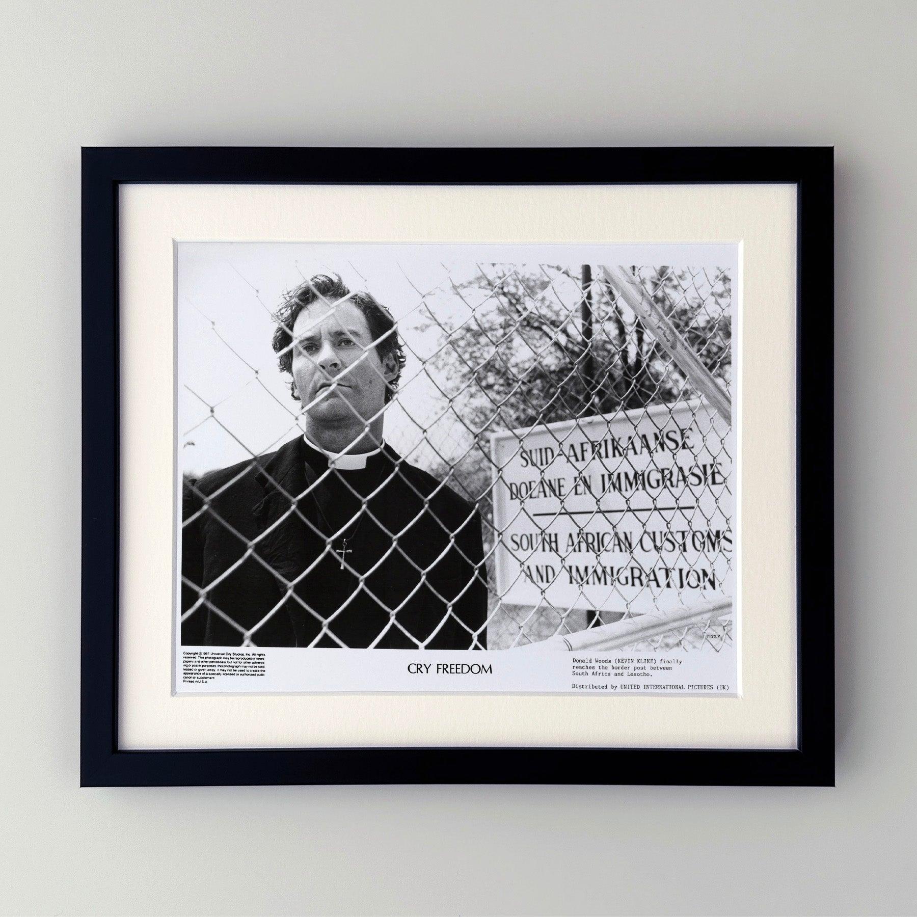 Original 8x10 Zoll Publicity Film Still für Cry Freedom (1987) mit Denzel Washington und Kevin Kline in den Hauptrollen und unter der Regie von Richard Attenborough.

Werbefotos (Film/Produktion) wurden erstellt, um die Studios bei der Werbung für