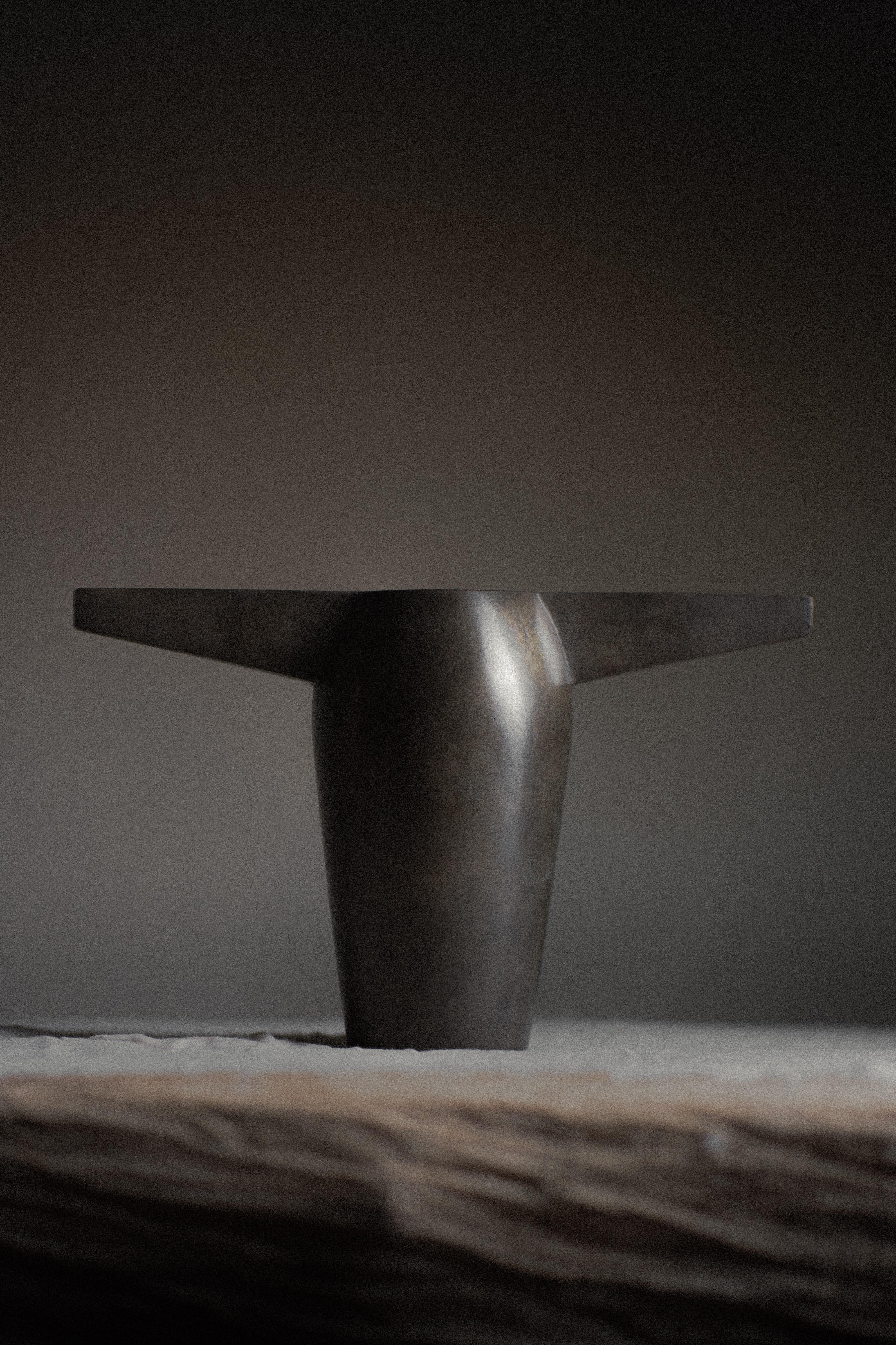 Vase ailé Crypte par Atelier ACM
Dimensions : D 10 x L 29 x H 19 cm.
MATERIAL : Bronze, patine au nitrate d'argent.

Notre Collectional est une réaction contre le monde de la production de masse dans lequel nous vivons, où les gens n'accordent plus