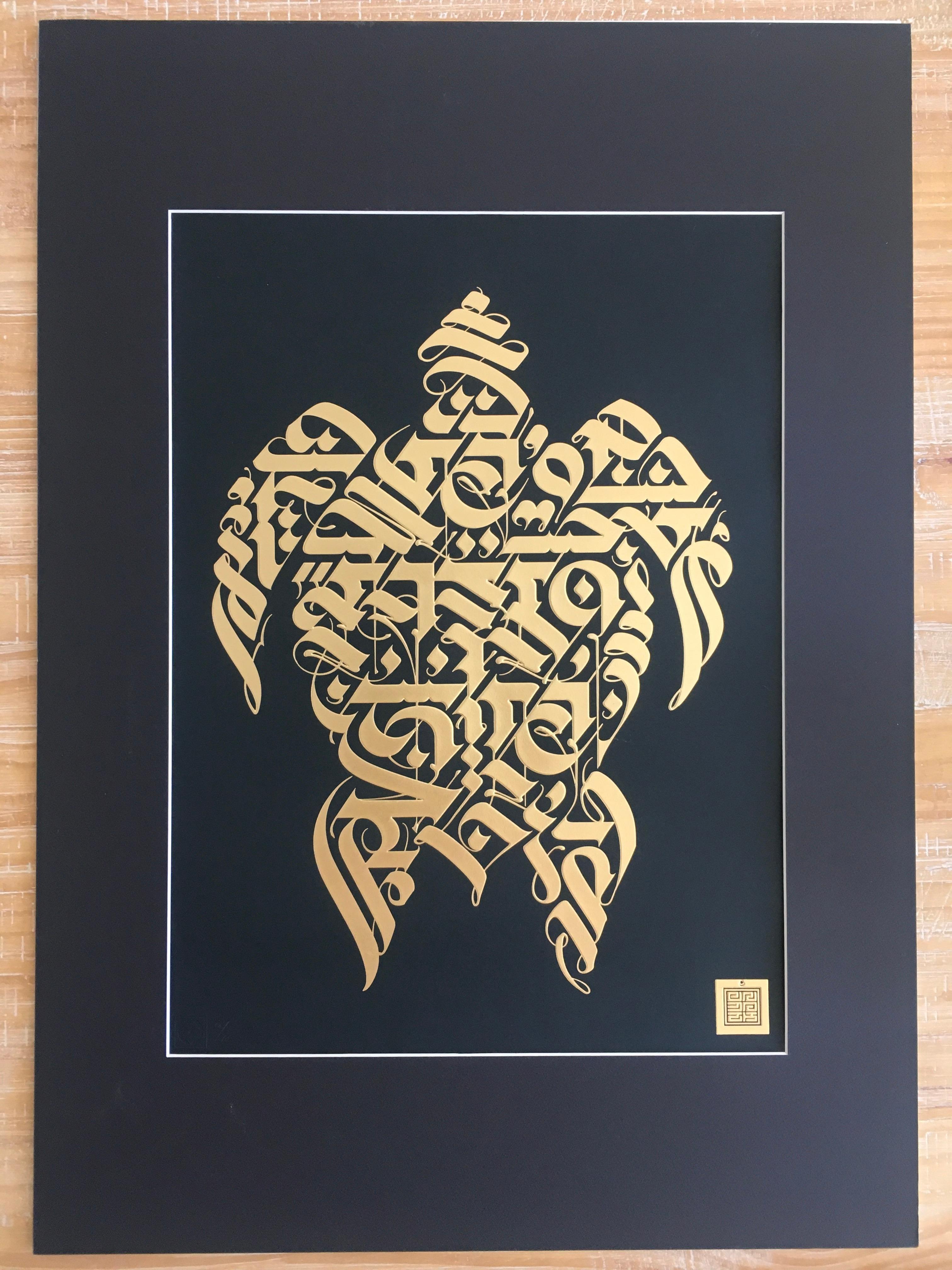 Cryptik Abstract Print – Geprägte Goldfolien-Stempel „Ahimsa Black“ in limitierter Auflage