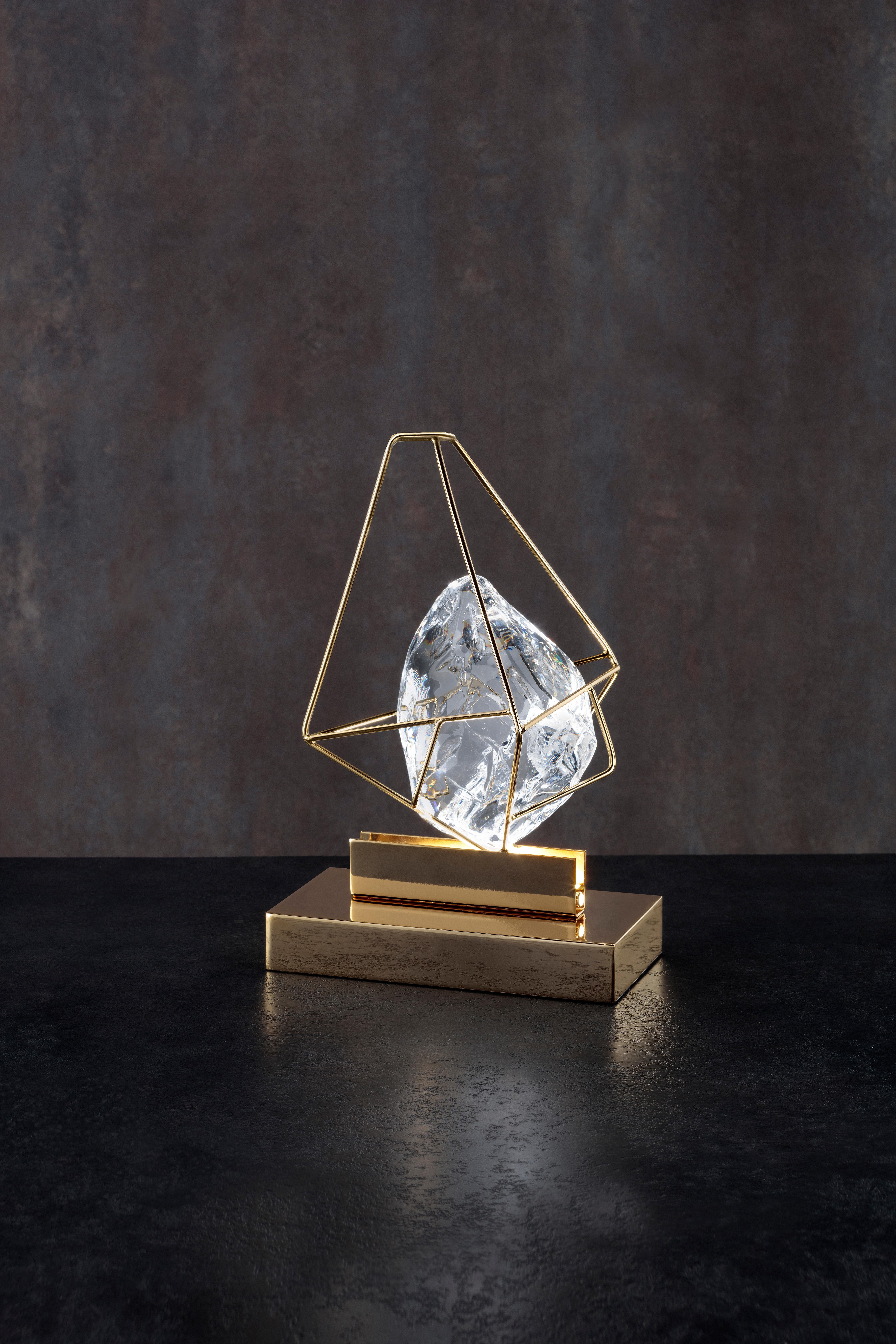 Lampe à poser Cryrock by Euroluce Lampadari
Dimensions : D 16 x L 18 x H 28 cm.
MATERIAL : Métal et verre.

Disponible en différentes couleurs. Les prix peuvent varier. Toutes nos lampes peuvent être câblées en fonction de chaque pays. Si elle est