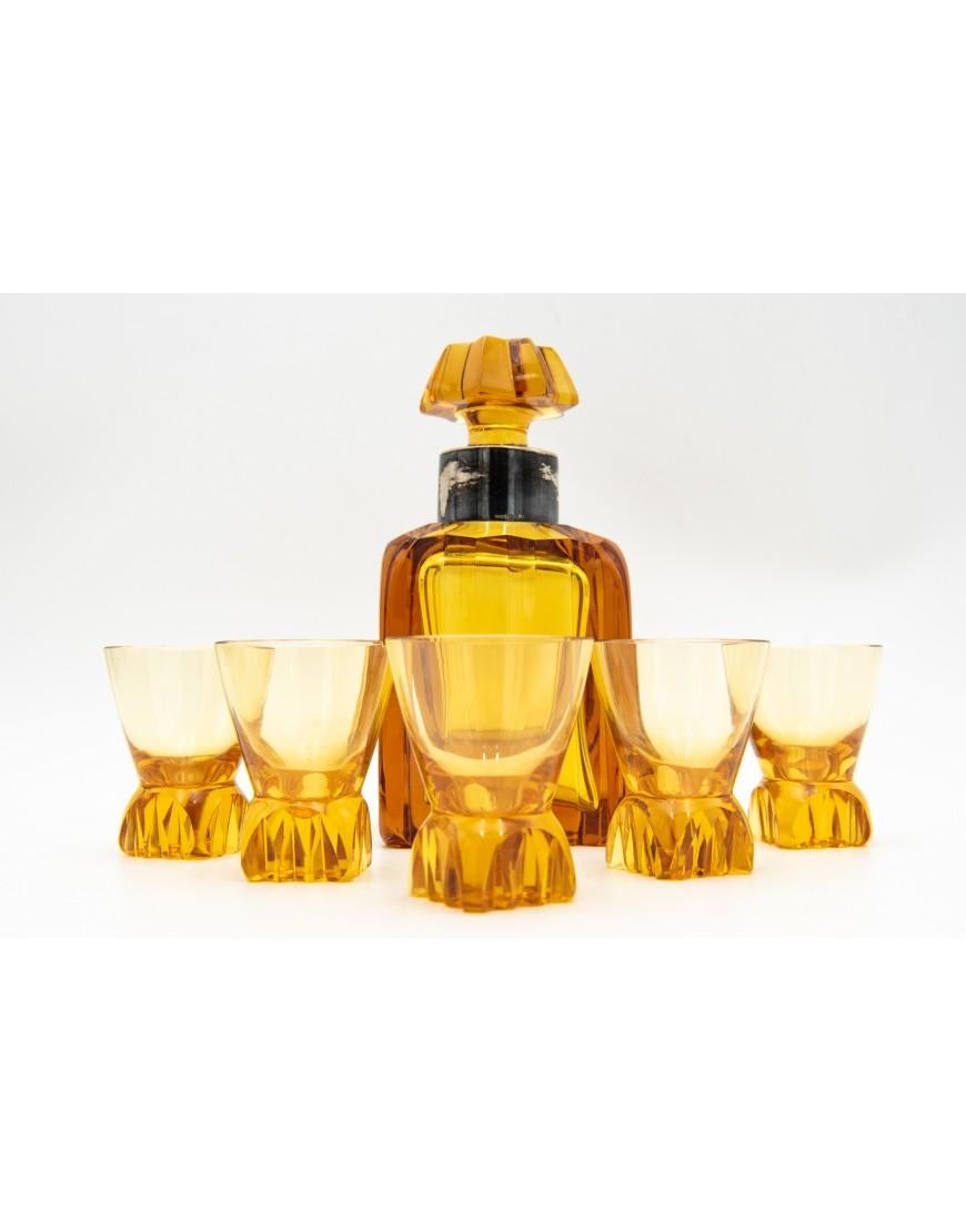 Carafe et 5 verres en cristal, conçus dans les années 1930 par WMF Allemagne, style Art déco. Ensemble Elegit en très bon état, sans dommage. Le col métallique de la carafe est légèrement usé.

hauteur de la carafe 18cm

largeur de la carafe