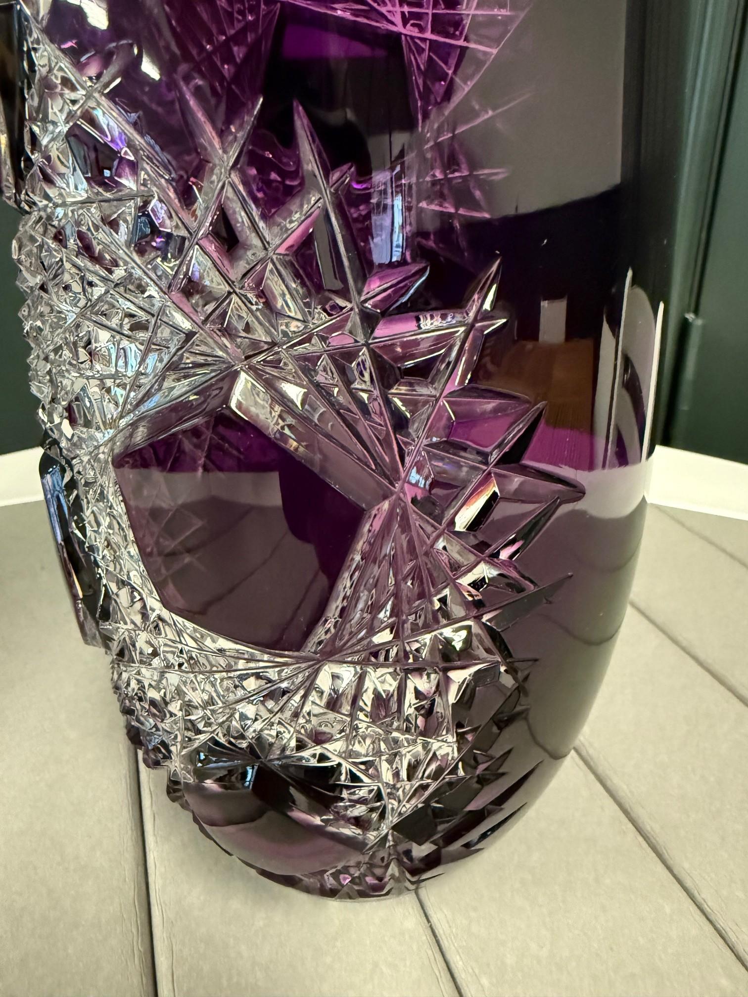 Vase en cristal améthyste taillé à la main par Caesar Crystal Bohemiae Co. République tchèque en vente 4
