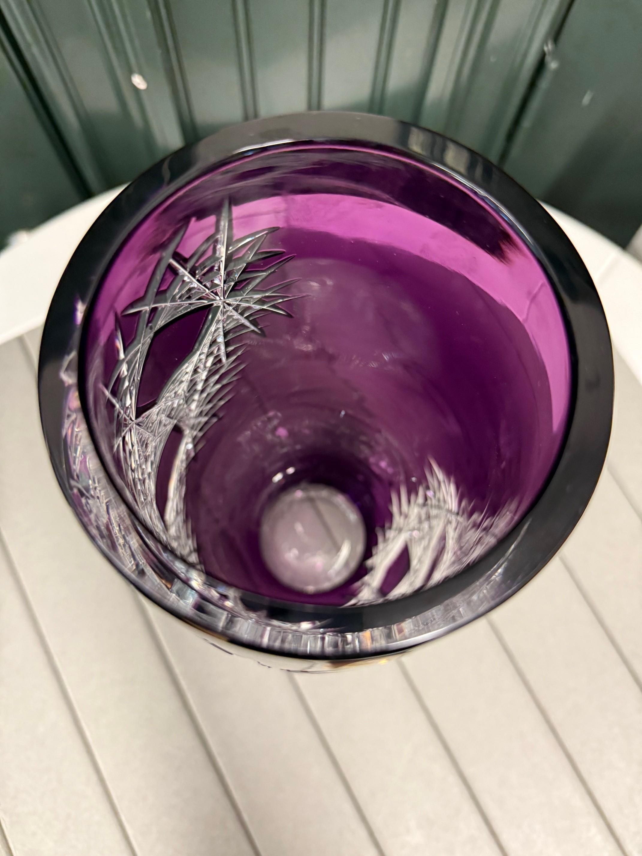 Vase en cristal améthyste taillé à la main par Caesar Crystal Bohemiae Co. République tchèque en vente 5