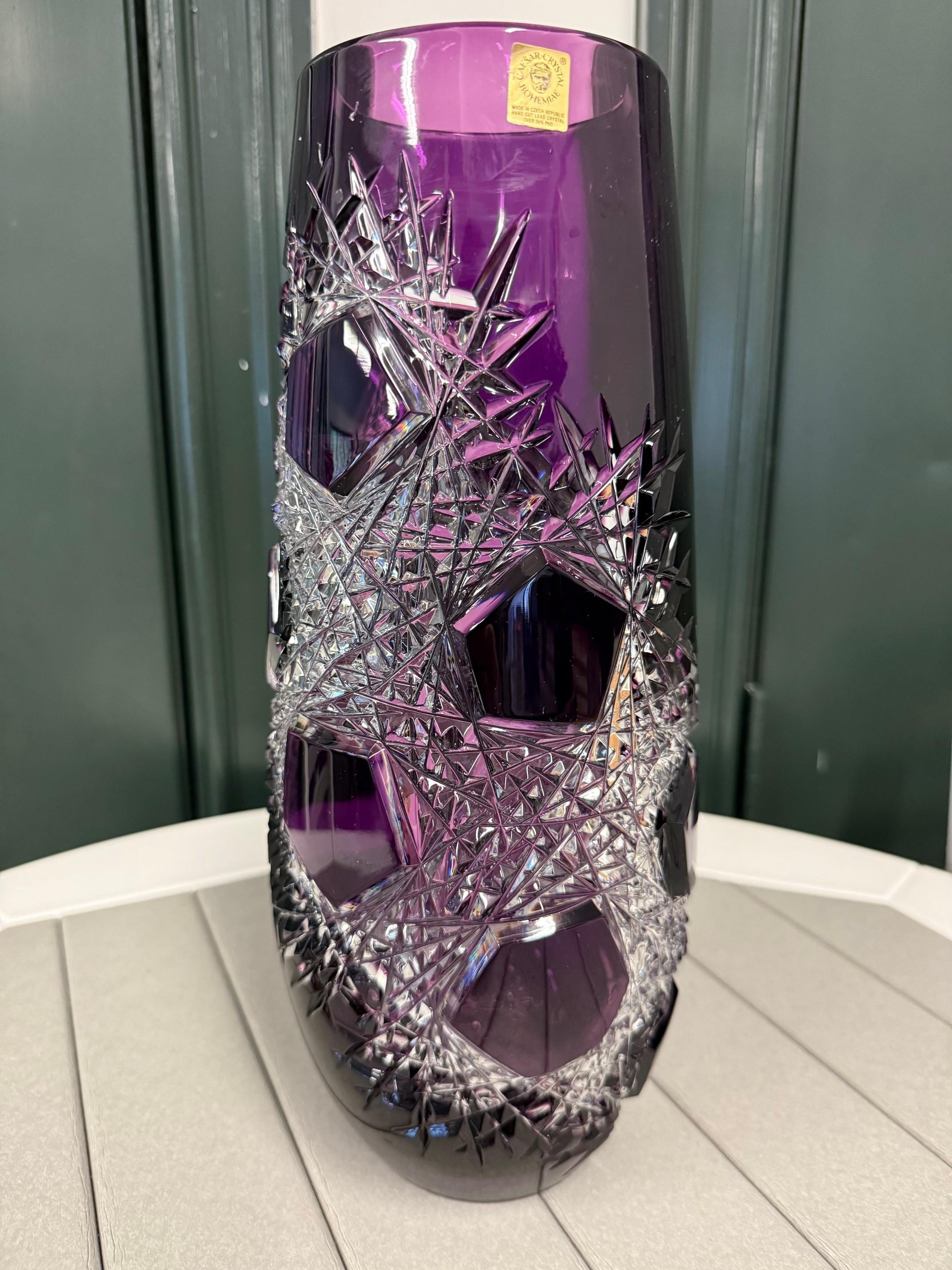 Superbe vase en cristal de plomb taillé à la main, de couleur violet améthyste, créé comme une œuvre d'art par les mains des meilleurs verriers tchèques. La Caesar Crystal Company, en République tchèque, vend des pièces de cristal de plomb taillées