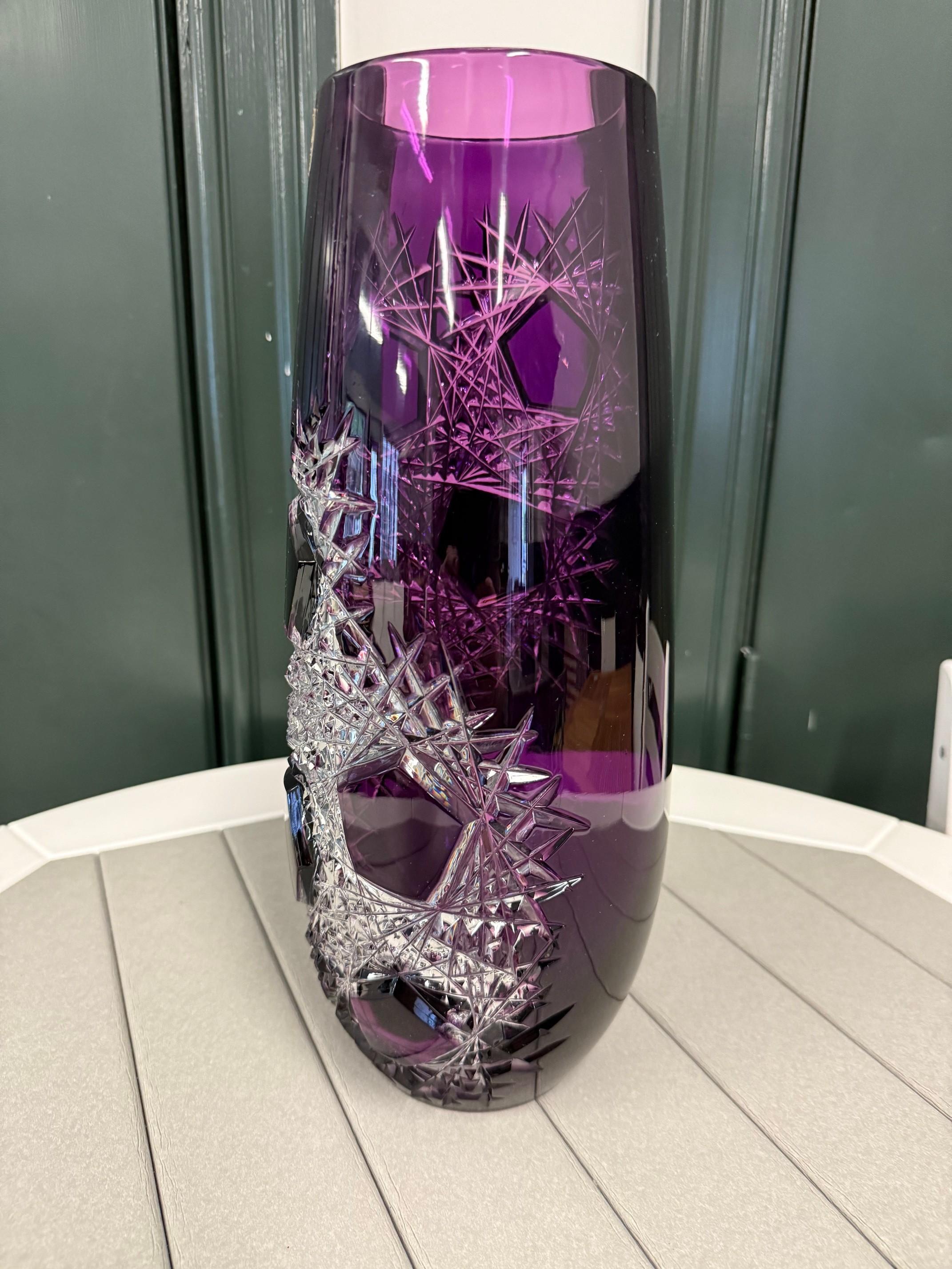Tchèque Vase en cristal améthyste taillé à la main par Caesar Crystal Bohemiae Co. République tchèque en vente