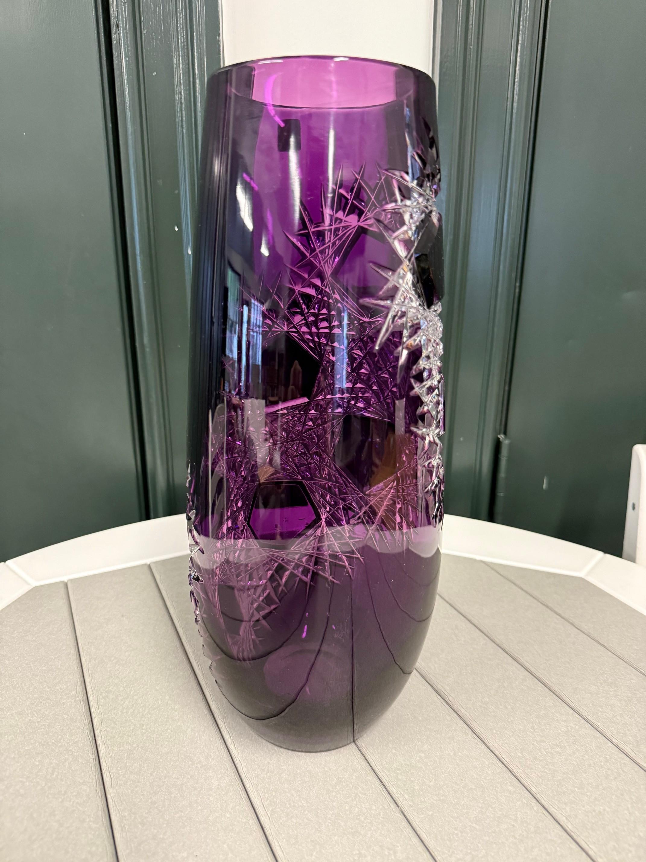 Vase en cristal améthyste taillé à la main par Caesar Crystal Bohemiae Co. République tchèque Excellent état - En vente à Stamford, CT