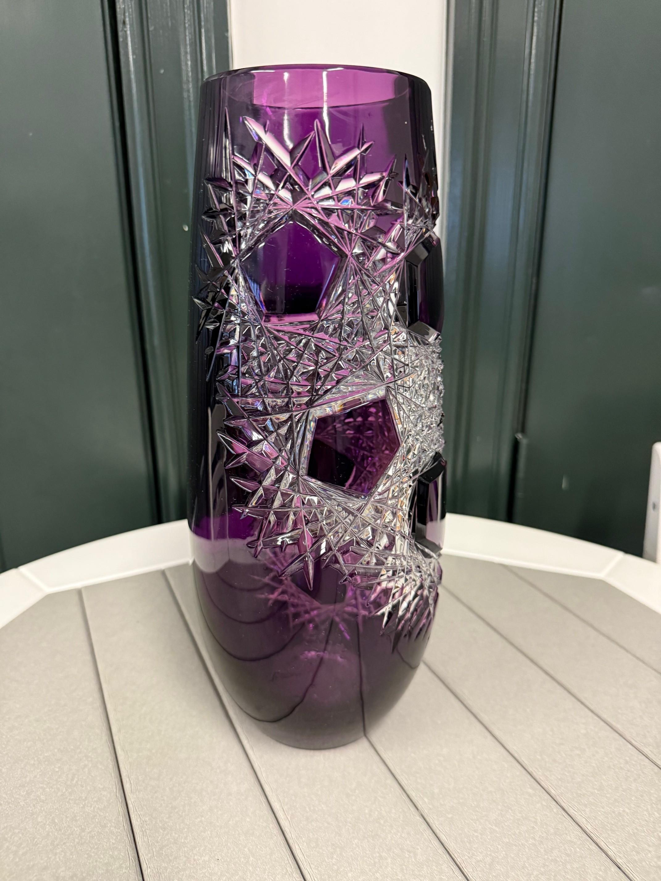 20ième siècle Vase en cristal améthyste taillé à la main par Caesar Crystal Bohemiae Co. République tchèque en vente