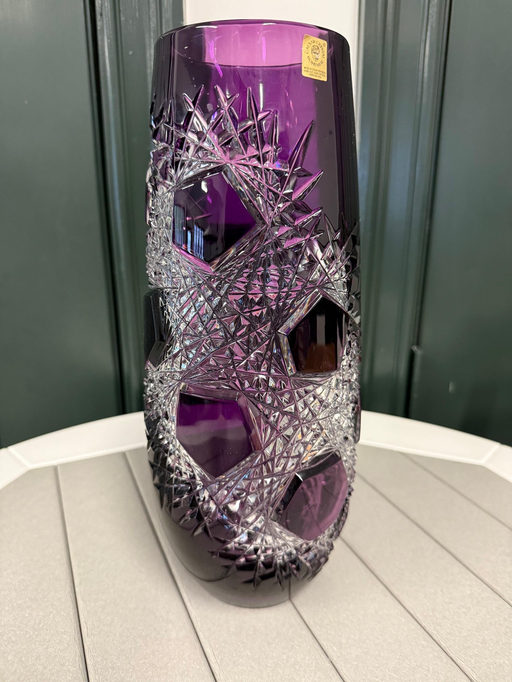 Cristal Vase en cristal améthyste taillé à la main par Caesar Crystal Bohemiae Co. République tchèque en vente