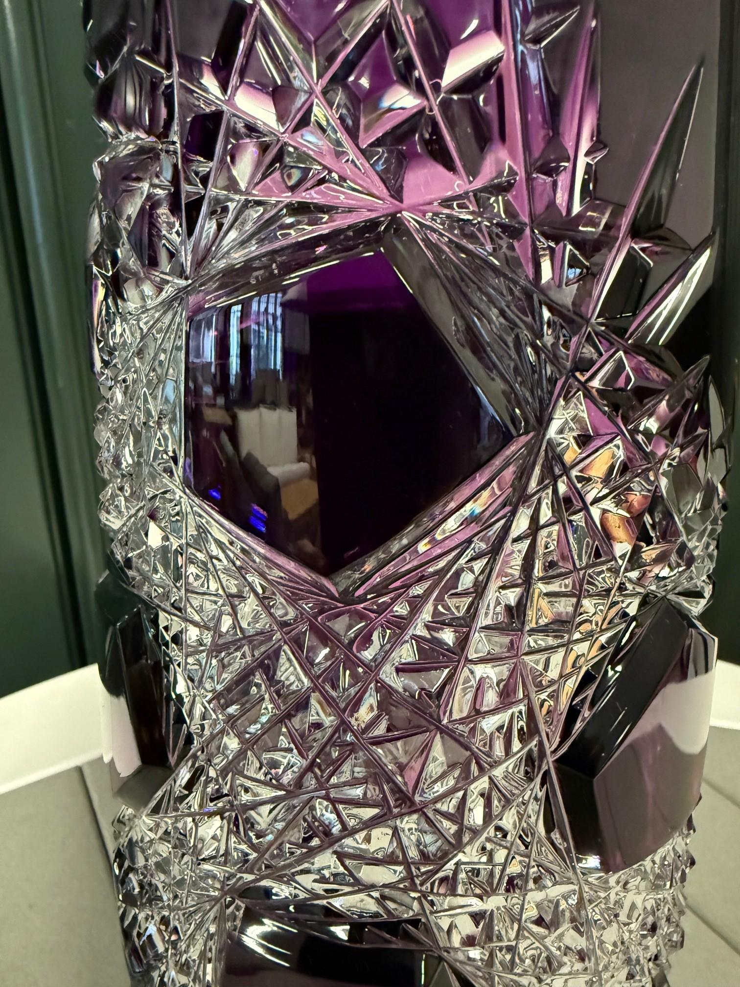Vase en cristal améthyste taillé à la main par Caesar Crystal Bohemiae Co. République tchèque en vente 1