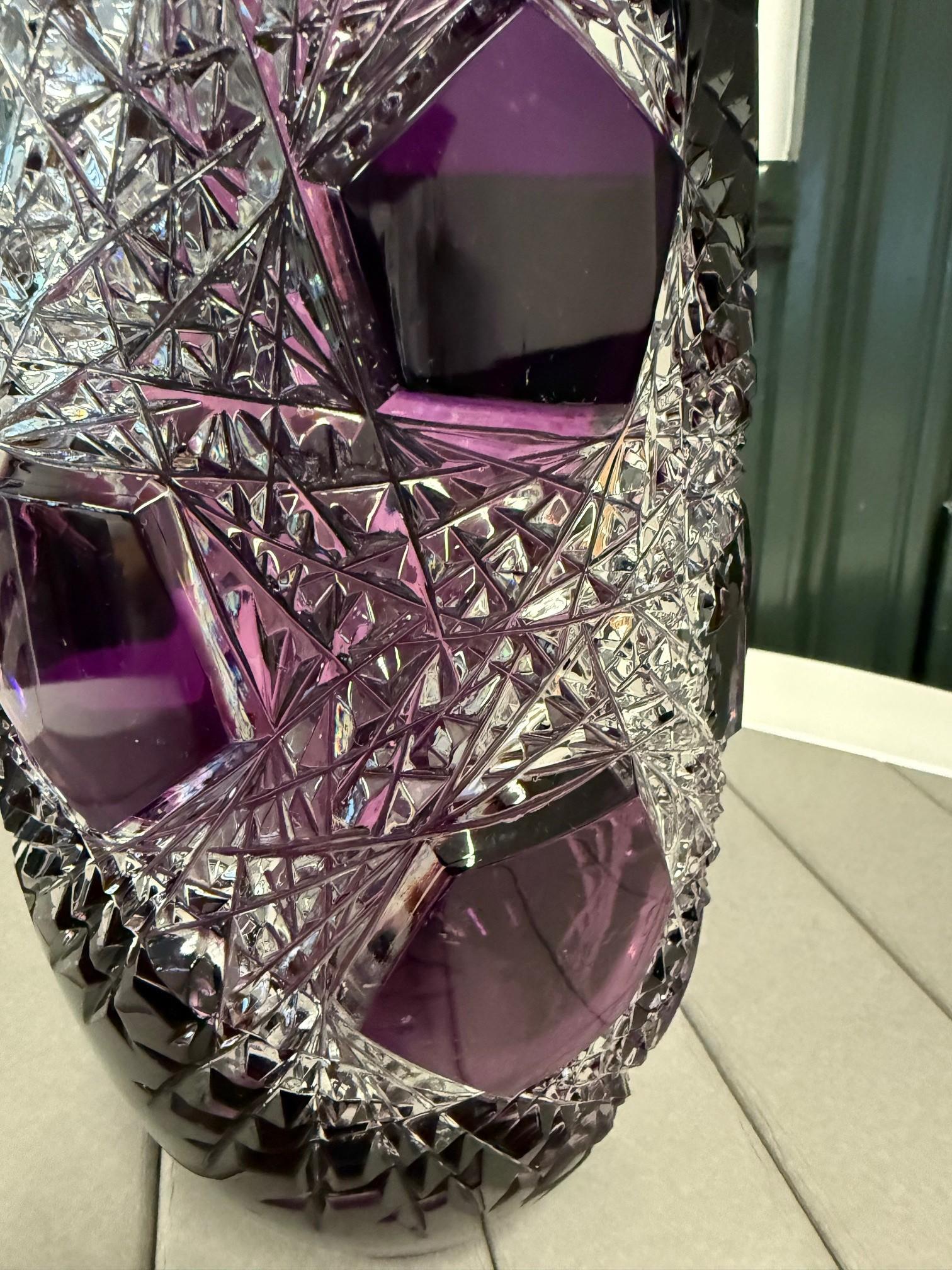 Vase en cristal améthyste taillé à la main par Caesar Crystal Bohemiae Co. République tchèque en vente 2