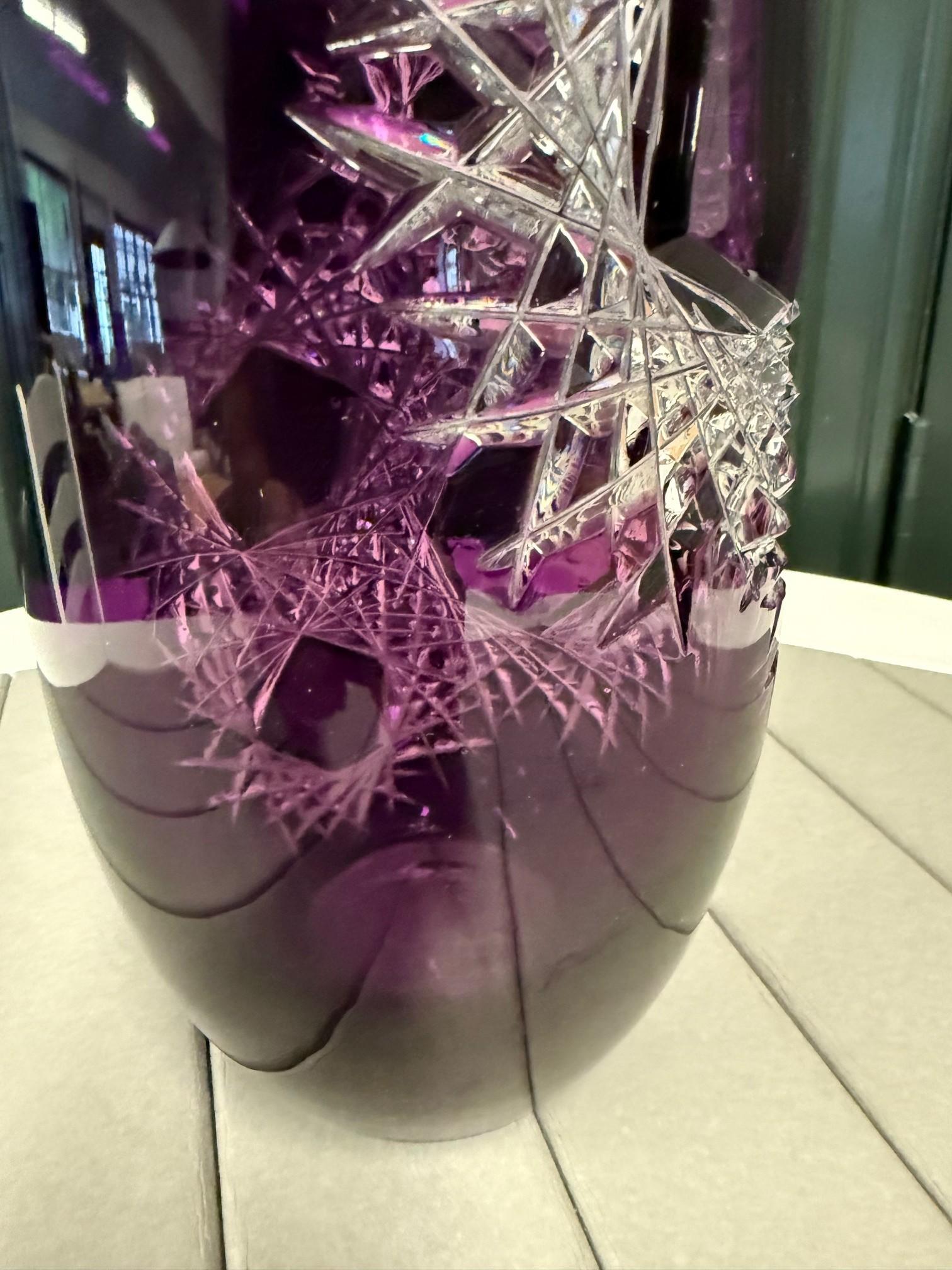 Vase en cristal améthyste taillé à la main par Caesar Crystal Bohemiae Co. République tchèque en vente 3
