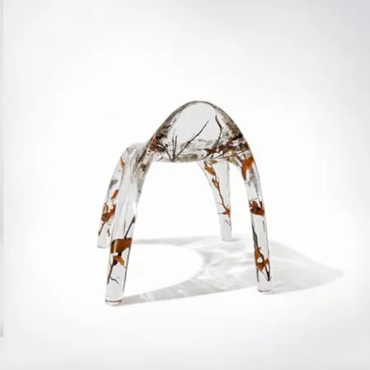 Améliorez votre espace avec la chaise à dossier bas Branch, une fusion exquise de design moderne et de beauté naturelle. Cette étonnante chaise à trois pieds est dotée d'une structure cristalline en acrylique, mélangée à de véritables branches de